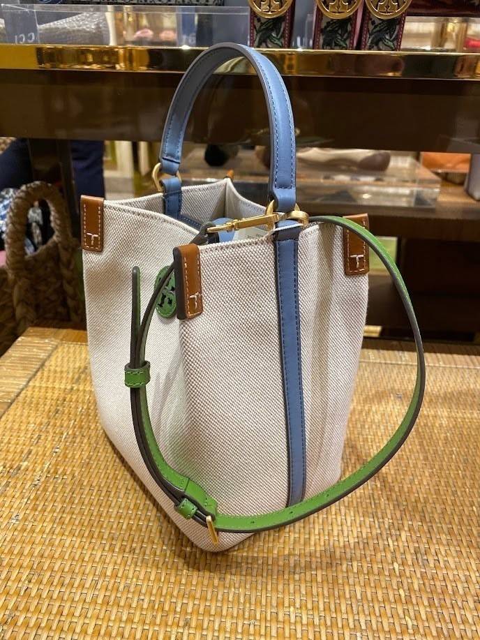 Tory Burch Blake Canvas Bucket Bag รุ่นใหม่ล่าสุด สวยไฉไลฝุดๆ แบบสวยคลาสสิค กระเป๋าทรงถัง วัสดุ Canvas สายหนังแท้ อะไหล่ทอง เปิด-ปิด ด้วยกระดุมแม่เหล็ก ด้านในโล่งมีช่องเล็กใส่โทรศัพท์ได้ น้ำหนักเบา สายสะพายถอดสายได้ crossbody ได้ ปรับระดับได้