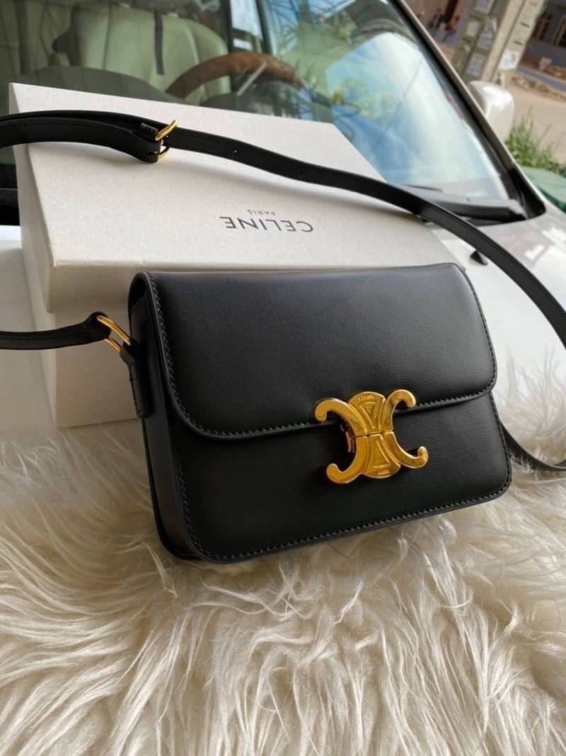 VIP GIFT 】หนังแท้ CELINE TRIOMPHE CROSSBODY ดีไซน์ยอดนิยมสไตล์สาว LISA ทรงสี่เหลี่ยมหนังสวยหรูอยู่ทรงเปิดปิดด้วยฝาปิดโลโก้แบรนด์อะไหล่ทอง ภายในมีช่องซิป ใส่มือถือของใช้จุกจิกได้เยอะพร้อมสายสะพายหนังยาวปรับระดับได้จะสะพายไหล่ CROSSBODY ก็ดูดี พร้อมส่งที่ไท
