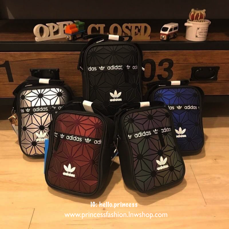 Adidas 3d airliner crossbody bag กระเป๋าสะพายในแนวตั้งเพิ่มลุคช์ให้คุณดูดี เปิดปิดด้วยซิปปั้มโลโก้แบรนด์ ภายในช่องใหญ่มีช่องซิป1ช่องแยกเป็นสัดส่วน สามารถสะพายเป็นสายคู่หรือสายเดี่ยวได้ ด้านหน้าและด้านหลังเพิ่ม1ช่องใส่ของจุกจิก สายซิปrubber กันน้ำซึมผ่านได