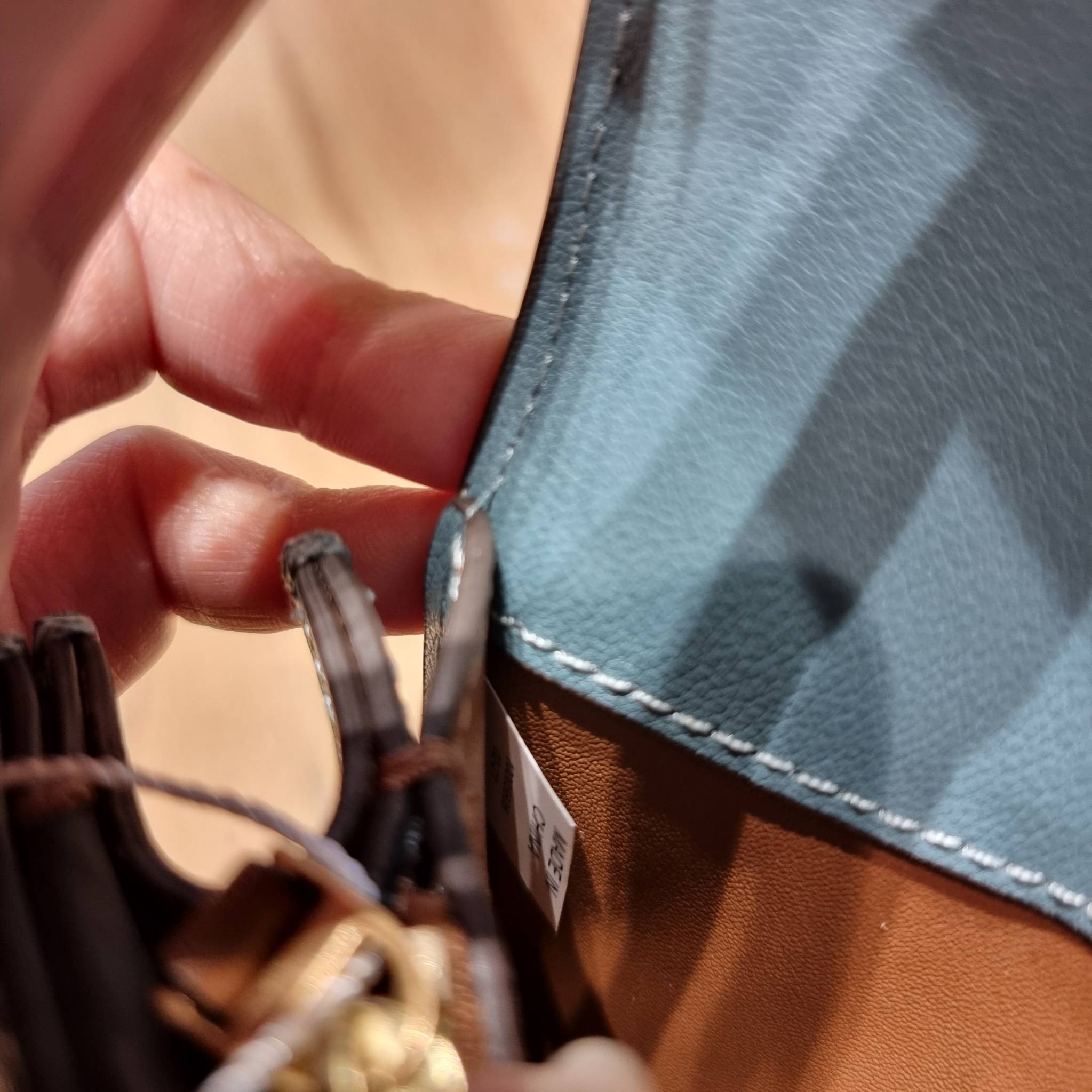 TORY BURCH ELEANOR TEXTURED SMALL CONVERTIBLE SHOULDER BAG สีใหม่!! ฮอตไอเท็ม รุ่นนี้ขายดีขายหมด สวยหรู คุณหนู ผู้ดี!! หายากมาก กระเป๋าสะพายข้าง ดีไซน์อยู่ทรง ขนาดกำลังสะดวกใช้สำหรับสาว วัสดุหนังแท้เต็มใบ ผิวมีเทกเจอร์ อัพเวลความหรู สีทูโทน เปิด-ปิดด้วยแถ