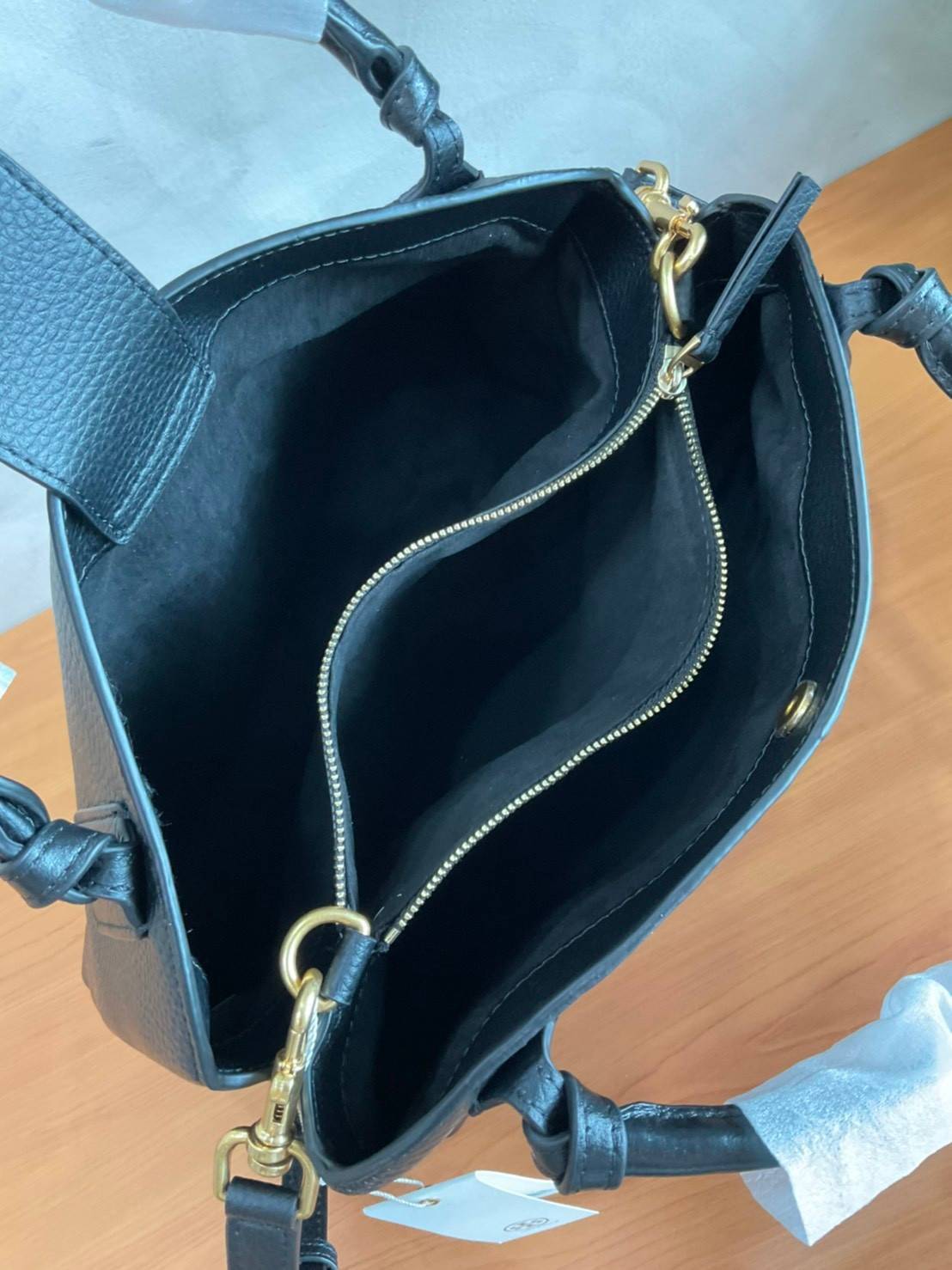 TORY BURCH Mcgraw Satchel Tote Bag (Size L) กระเป๋าถือ/สะพาย Crossbody วัสดุหนังลูกวัวแท้ 100% ด้านหน้าประดับโลโก้หนัง ตัดเป็นรูปตัว T สัญลักษณ์แบรนด์ ตัวกระเป๋าเดินด้ายเล่นลายเพิ่มลูกเล่น เพื่อความเก๋!!