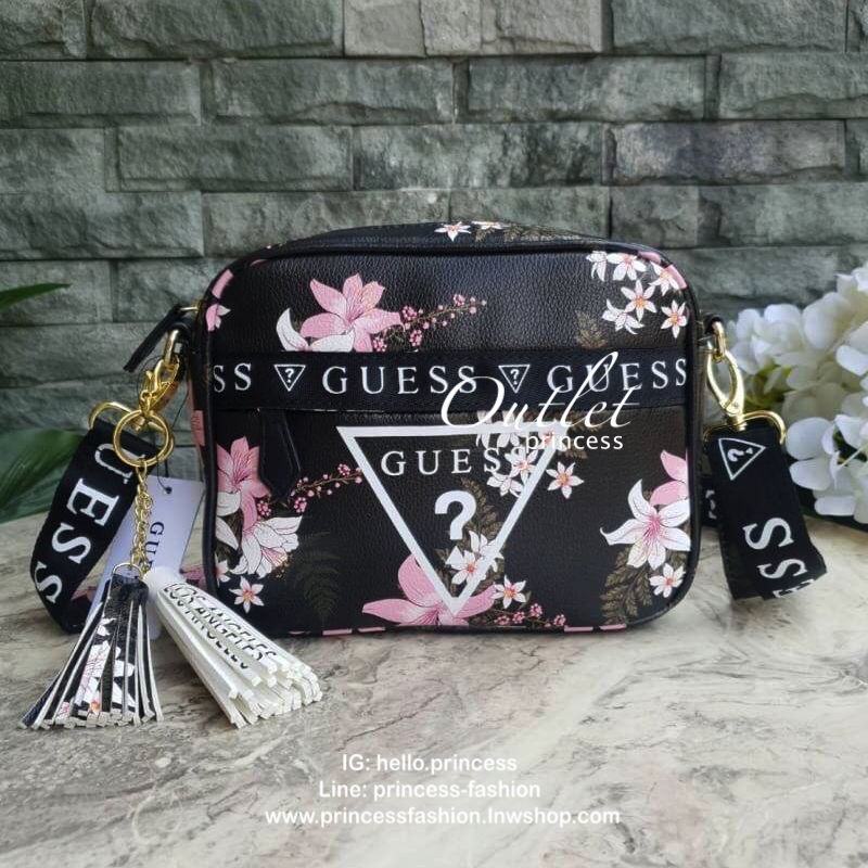 GUESS Factory Women's Gesabel Gym Crossbody กระเป๋าสะพายทรงน่ารัก จาก GUESS วัสดุหนัง pu หนังนิ่มสวย ตั้งอยู่ทรงขนาดกำลังดี น้ำหนักเบา ด้านหน้าปั้มโลโก้แบรนด์ อะไหล่ทอง เปิดปิดด้วยซิปสะดวกใช้ ด้านหน้ามีช่องซิป 1 ช่องใช้งานได้จริง ภาในมีช่องซิป และช่อ