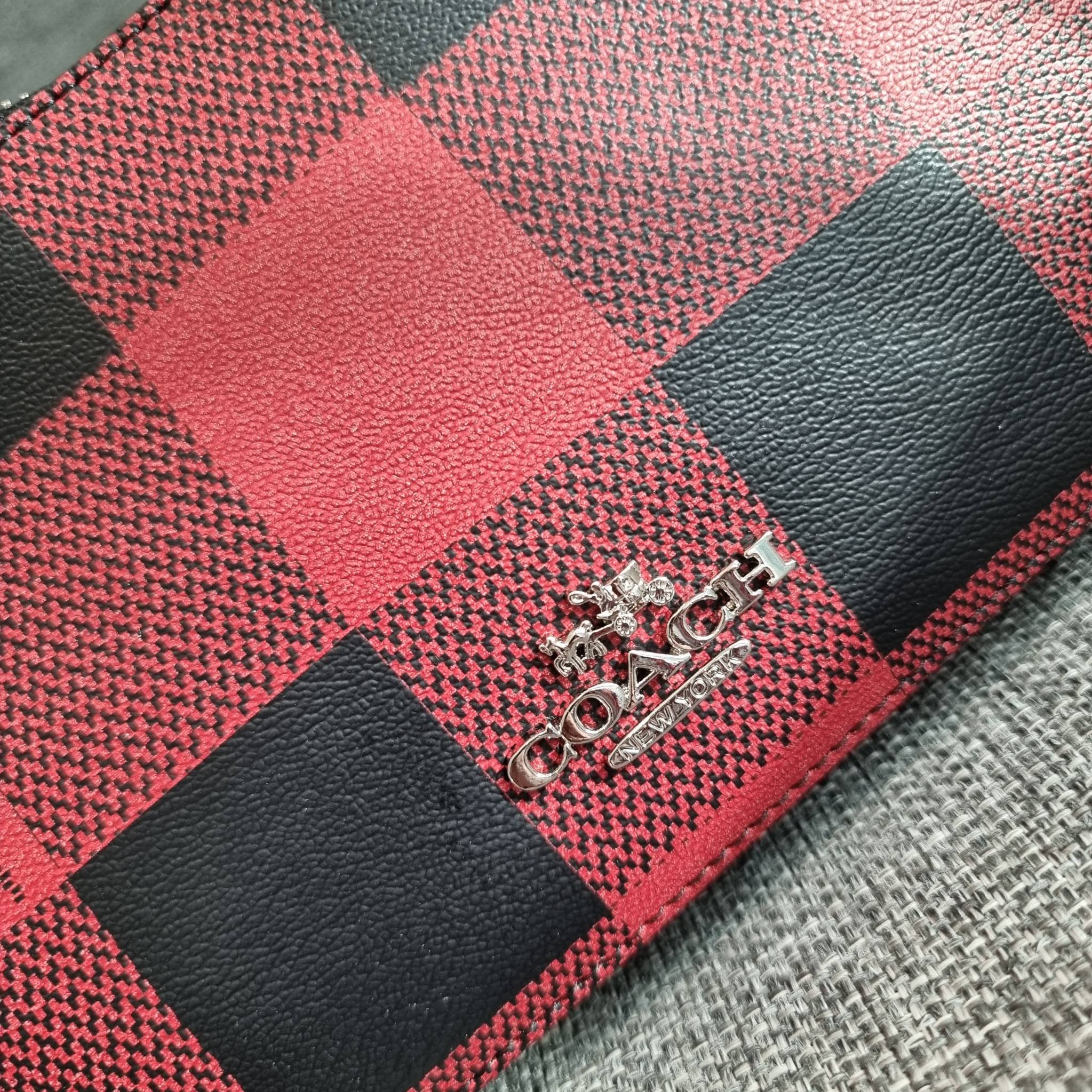 OUTLET 】COACH C6818 JES BAGUETTE WITH BUFFALO PLAID PRINT คอลเลคชั่นใหม่ล่าสุด พร้อมเสิร์ฟความสวยถึงบ้านเช่นเคย!! กระเป๋าสะพายทรงบาแกตต์ ดีไซน์ย้อนยุค ที่แอบแฝงความเรียบหรูดูแพงอยู่ในตัว โดดเด่นด้วยสายสะพายเส้นใหญ่ โทนสีคอนทราส ทำให้ไอเท็มนี้ดูมีลูกเล่นมา