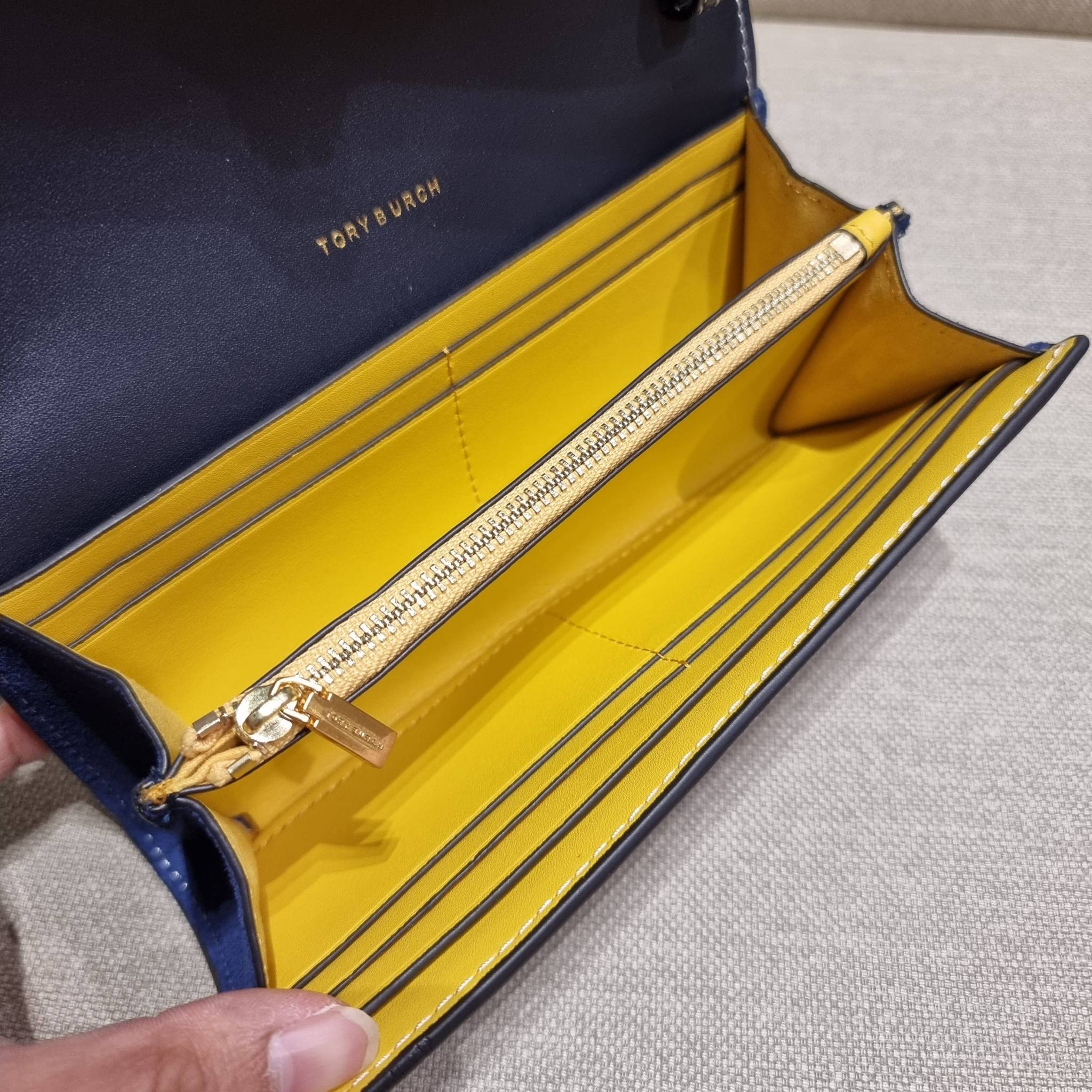 TORY BURCH T MONOGRAM JACQUARD CROSSBODY WALLET best seller ของคอลเลคชั่นนี้ ต้องไม่พลาด กับกระเป๋าสะพายกึ่งกระเป๋าสตางค์ ที่ช่วยให้ชีวิตง่ายขึ้น วัสดุผ้า jacquard ตัดสลับหนังแท้ เปิด-ปิดแบบฝาปิดแม่เหล็ก ภายในใส่ธนบัตรได้ มีช่องใส่บัตร และยังมีช่องซิปอีกด