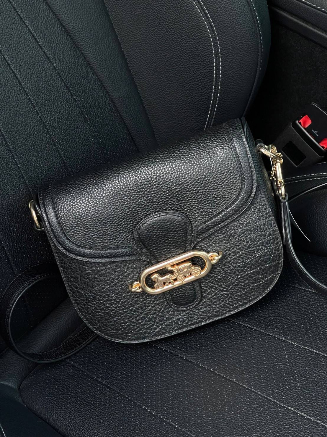 COACH JADE SADDLE BAG 91084 จุดเด่นคือ การออกแบบให้กระเป๋าเป็นรูปทรงที่โค้งมนตามสไตล์โฮโบ (Hobo Style) ผสมผสานกับความสวยงามของโลโก้ด้านหน้าอันเป็นเอกลักษณ์ สายสะพายข้างที่สามารถปรับระดับได้ สวยสะดุดตา ดูแลง่าย นอกจากนี้ คุณยังสามารถนำไป Mix & Match กับการ