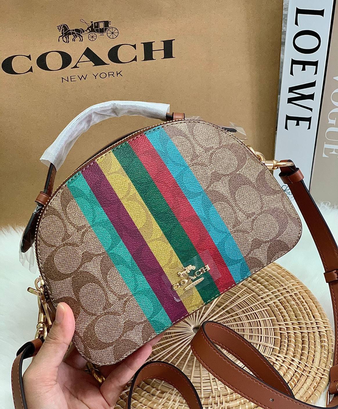 ใหม่ล่าสุดก่อนใคร! 🌈ต้อนรับเปิดประเทศด้วยรุ่นใหม่กันค่าา😘 COACH Serena Satchel In Signature Canvas With Stripe ((C5642)) พร้อมส่งที่ไทย ใบจริงสีคือสวยหรูมากค่ะ! กระเป๋าสะพายข้าง ขนาดกระทัดรัด ทรงโดมเล็ก น่ารักมากๆค่ะ ด้านหน้าสกรีนแถบสีสายร