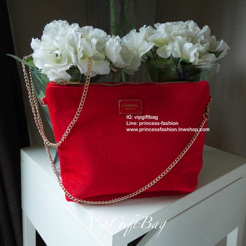 อีกหนึ่งรุ่นที่สาวๆรอคอย Chanel Cosmetics crossbody bag ของแท้ จากเคาเตอร์ VIP COSMETICS GIFT (NOT FOR SALE) ทรงสวย ด้านหน้าประดับโลโก้แบรนด์สุดหรู วัสดุผ้าขนวูฟ นุ่มมือ น้ำหนักเบา ตัวกระเป๋าอะไหล่ทองพร้อมสายโซ่สุดหรูสีทอง ถอดออกได้ หัวซิปปั๊มแบรนด์ เปิดป