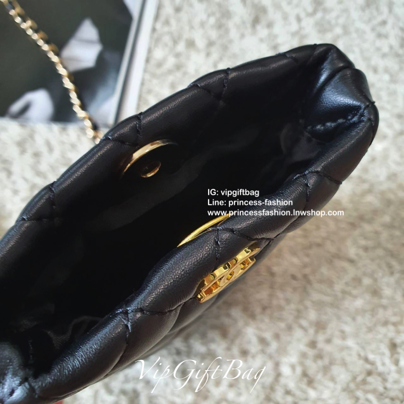 CHANEL VIP GIFT WOC BAG กระเป๋าสตางค์คล้องคอ/ Crossbody ที่กำลังมาแรงมาในตอนนี้ ตัวกระเป๋าเป็นกระเป๋าสตางค์หนังพียูพรีเมี่ยม **อะไหล่ทองทั้งใบ ด้านหน้าประดับโลโก้ CC สุดหรู เปิดปิดด้วยกระดุมแม่เหล็ก ใส่มือถืได้ทุกรุ่น ธนบัตรแบบพับ ปละเหรียญได้ ขนาดกำลังน่