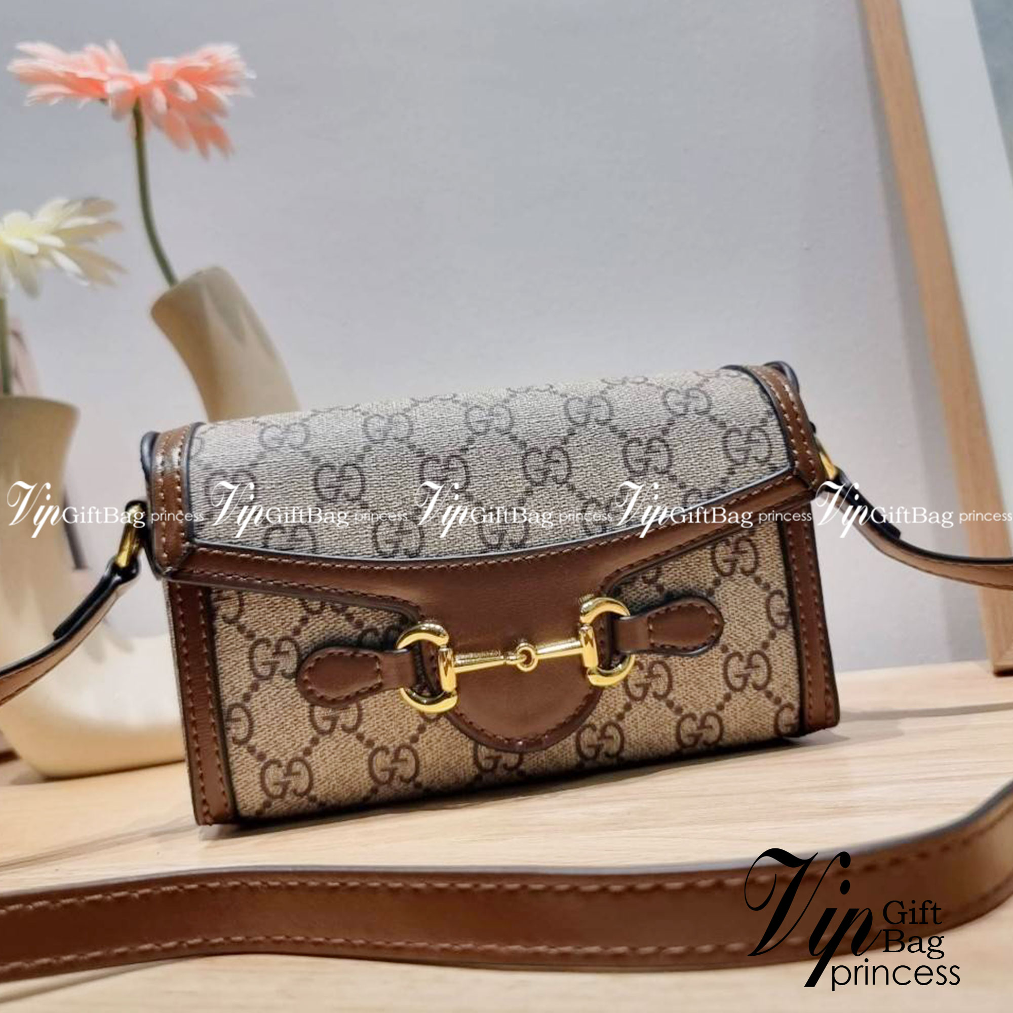 Gucci Horsebit 1955 Mini Bag / GC crossbody horizon mini bag กระเป๋าสะพายข้างขนาดกำลังดี สวยอยู่ทรง วัสดุหนังแคนวาสทนทาน แฝงความหรู เปิด-ปิดฝาสอดพร้อมแม่เหล็กในตัว ภายในเป็นช่องโล่ง ใส่โทรศัพท์ได้ทุกรุ่น พกแทนกระเป๋าสตางค์ ใส่บัตร ใส่ธนบัตรพกง่ายๆก็ได้ สา