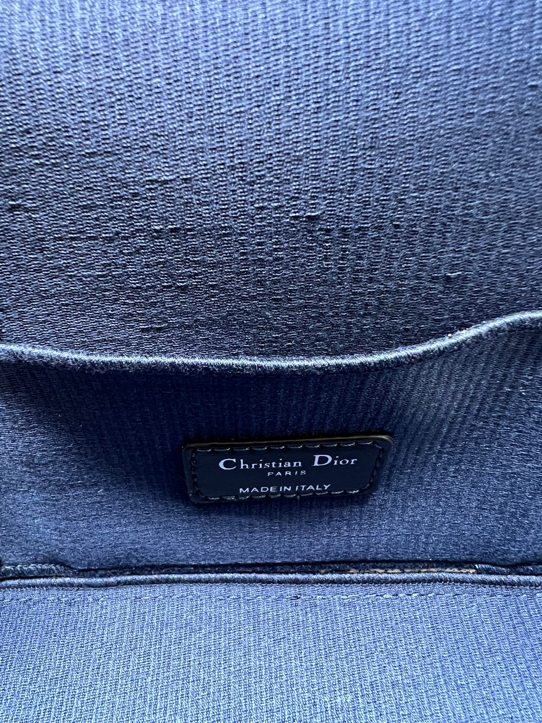 22cm Medium DiorTravel Vanity Case กระเป๋าใส่เครื่องสำอางใบกลาง จุของได้เยอะ มาพร้อมกับลวดลาย Oblique ปักอย่างประณีตและประดับด้วยสัญลักษณ์ Christian Dior Paris มาพร้อมสายสะพายและหูจับในตัว