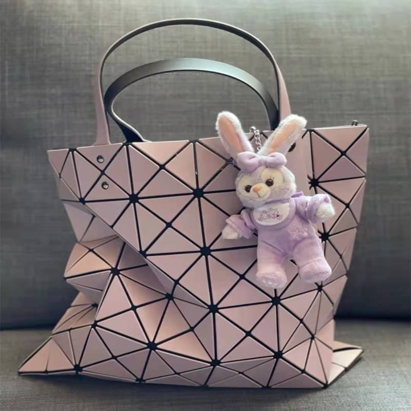 Baobao Issey Miyake 6x6 กระเป๋า Tote รุ่นนี้ถือว่าเป็นกระเป๋า Tote ไซส์กลางที่เหมาะกับการพกพาสิ่งของที่จำเป็นในทุก ๆ วัน มาพร้อมสายที่สามารถปรับได้ทั้งสองสาย และมีช่องใส่ของช่องเล็กด้านใน 1 ช่อง จุของได้เยอะแถมยังทนทาน ใช้เป็น Everyday Bag ได้เลยคะ พกพาสะ
