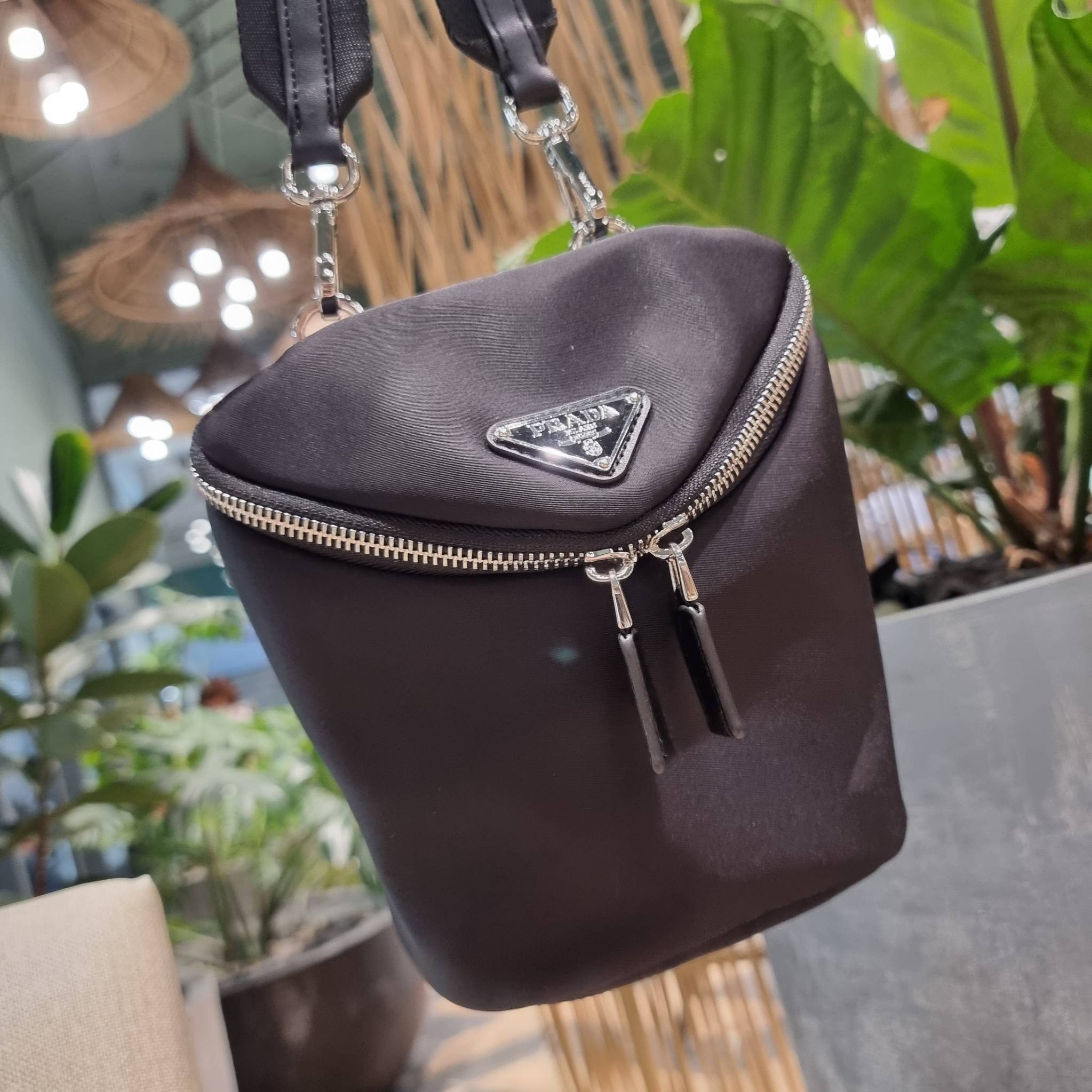 PRADA RE-NYLON AND LEATHER SHOULDER BAG ถึงเวลาของหนุ่มกันแล้ว!! ไอเท็ม best seller ที่เตรียมขึ้นแท่นรุ่นหายาก เท่ คูล ดูดี ไม่เกร่อ กระเป๋าสะพายข้าง รูปทรงเรขาคณิต ดีไซน์เรียบง่าย แต่มีความหรูในตัว วัสดุผ้าไนล่อนคุณภาพ พร้อมใบลูก ไว้ใส่เหรียญ ใส่กุญแจได้