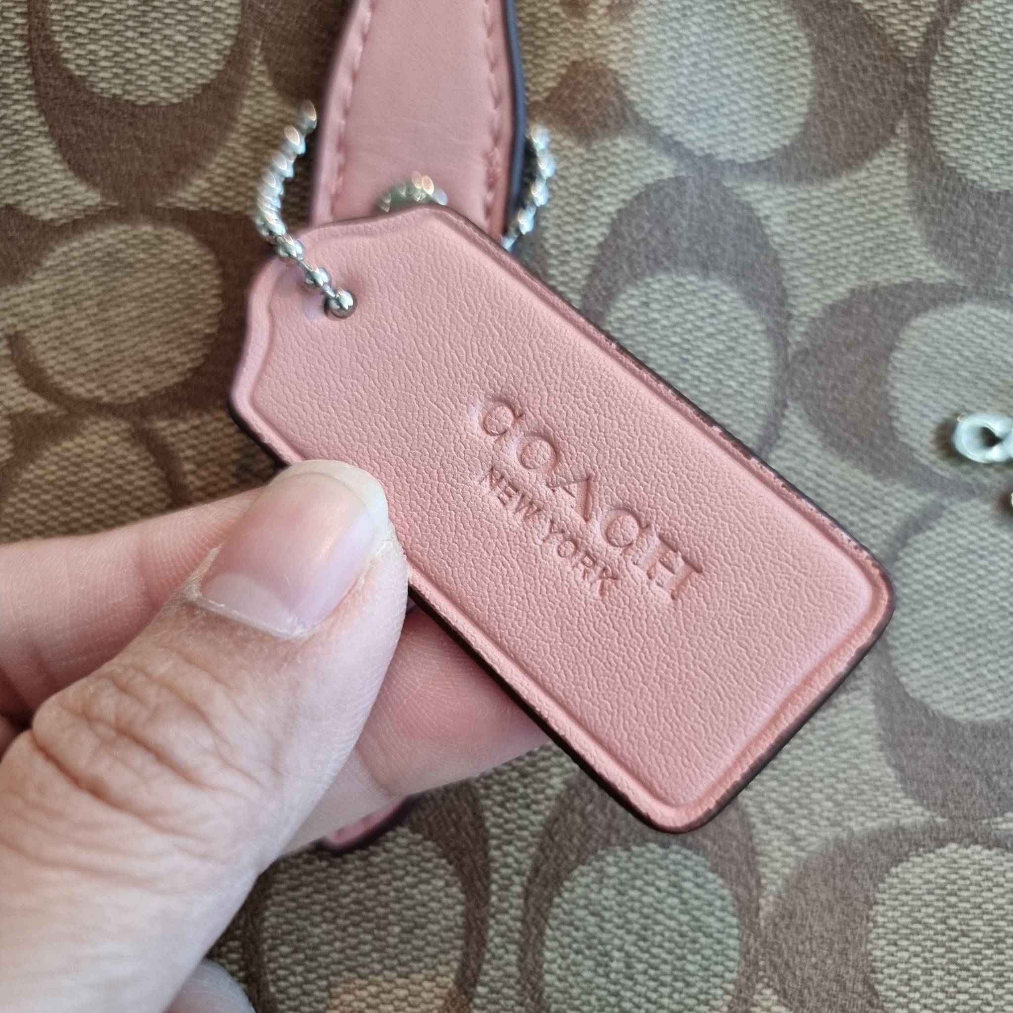 OUTLET 】COACH F58292 CITY ZIP TOTE IN SIGNATURE 16" รุ่นขายดี!! ไซส์ใหญ่ สีสวยมาให้แบบจัดเต็ม!! กระเป๋าถือทรงโท้ทใบใหญ่ สวยน่าใช้ทุกสี สะพายคล้องไหล่ได้เก๋ๆ จุของแน่นๆไปเลยจ้า!! วัสดุหนังแคนวาสคุณภาพ ปากกระเป๋าเปิด-ปิดด้วยซิป กันของหล่นได้ ถือไปไหนก็