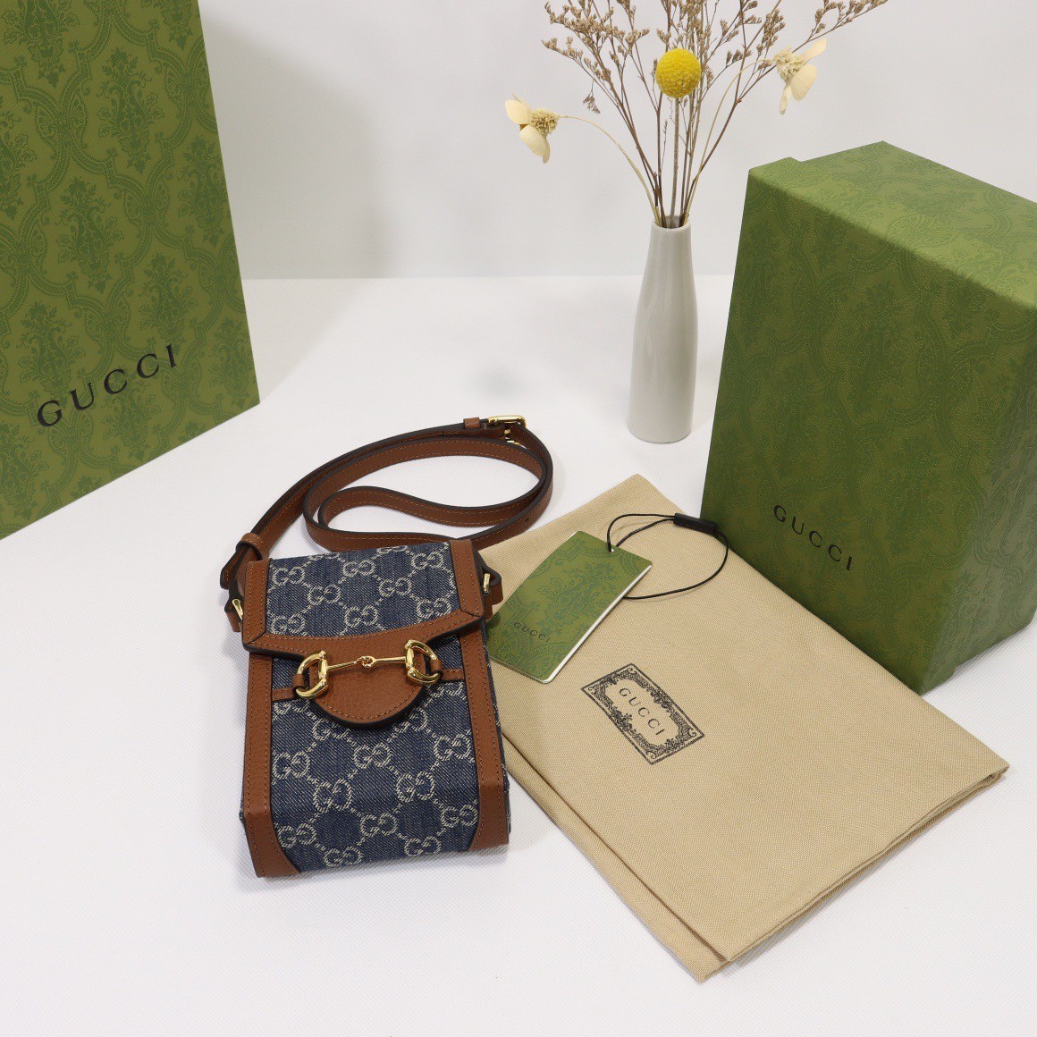 Gucci Horsebit 1955 mini bag / Gucci Phone Bag ออริจินอล เกรดสลับใช้แทนใบจริงได้ รุ่นยอดฮิต ไซส์มินิ ที่ใครๆก็ต้องรู้จัก!! กับกระเป๋าขนาดมินิในรูปแบบผ้าแจ็คการ์ดสีขาวงาช้างและน้ำเงิน ได้รับแรงบันดาลใจมาจากดีไซน์ดั้งเดิม ซึ่งแอคเซสเซอรี่นี้โดดเด่นด้วยรายละ