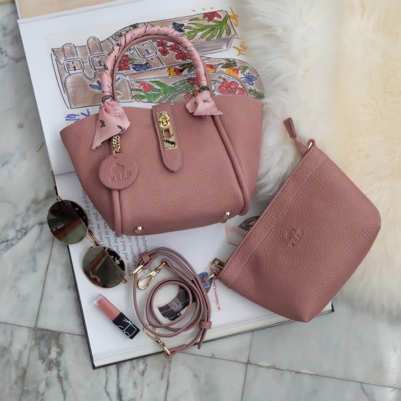 ยูฮู้ !! ทรงตะกร้า Jessy Come back again กับ New version รอบนี้ เพิ่ม Gimmick ด้วยผ้าพันหูกระเป๋าเข้า Set ยังคงความ cute ใช้งานง่ายเหมือนเดิม แถม!! กระเป๋าใบเล็กด้านใน แยก ออกมาสะพายได้อีกด้วย **ซื้อ1ได้2 **คุ้มที่สุด