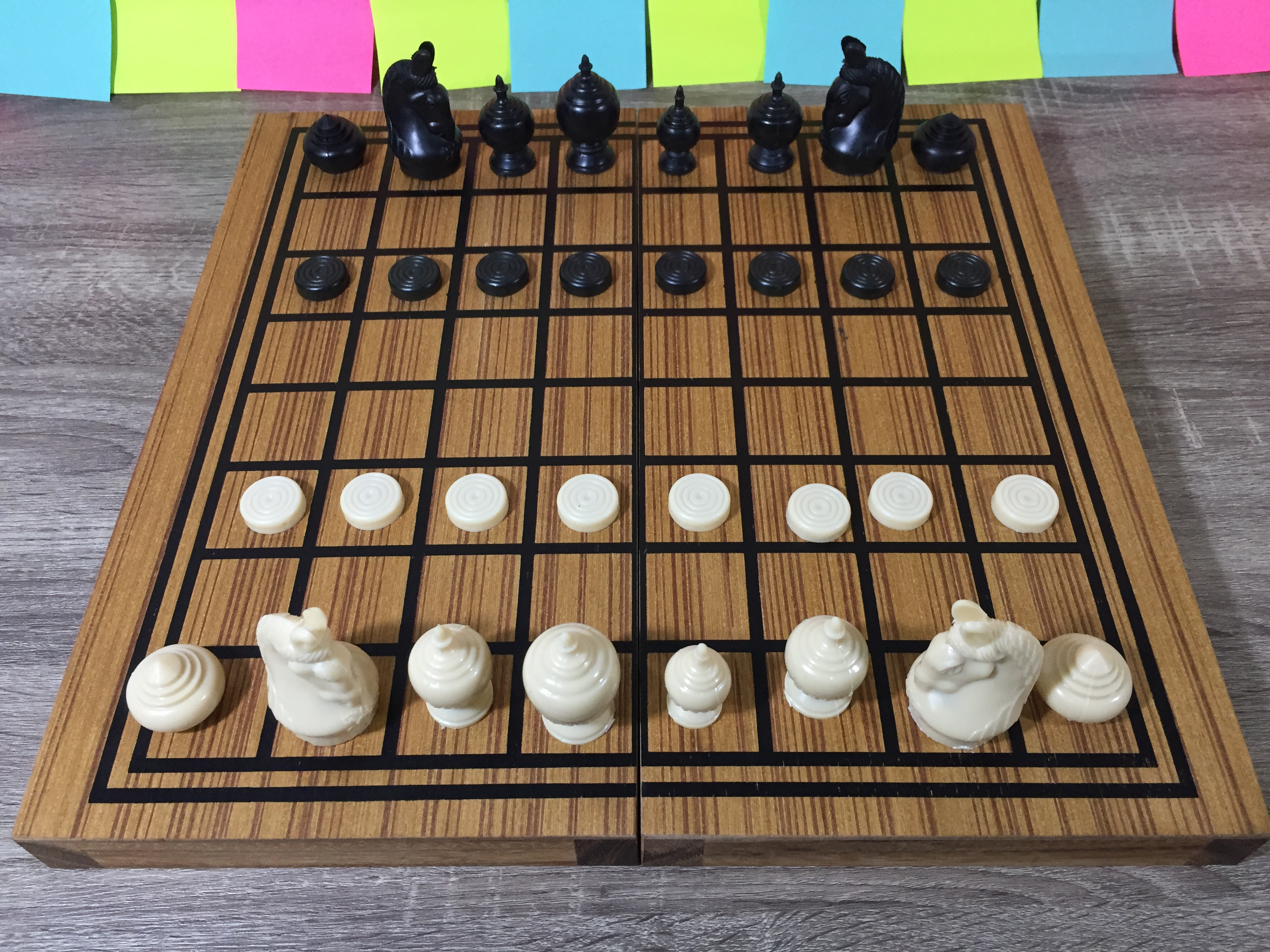 ชุดหมากรุกไทยพลาสติกสีดำและสีขาวพร้อมกระดานไม้