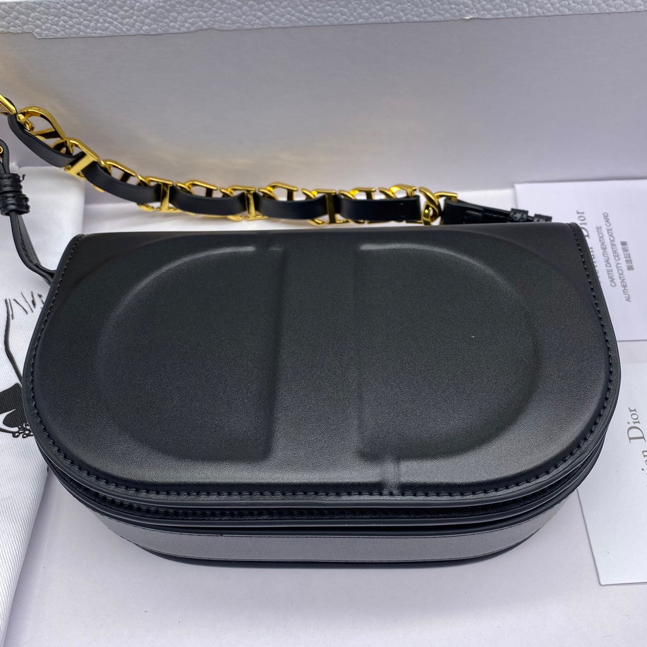 DIOR CD Signature Bag with Strap / CD OVAL CAMERA BAG / Dior Camera Bag ดีไซส์ใหม่ล่าสุด บ่งบอกถึงความหรู แต่ใช้งานได้โอกาส ใช้ได้ทั้งชายหญิง กระเป๋าสะพายทรงกล้อง ขนาดกะทัดรัด ไซส์สะพายคล่องตัว สีผู้ดีมากๆ