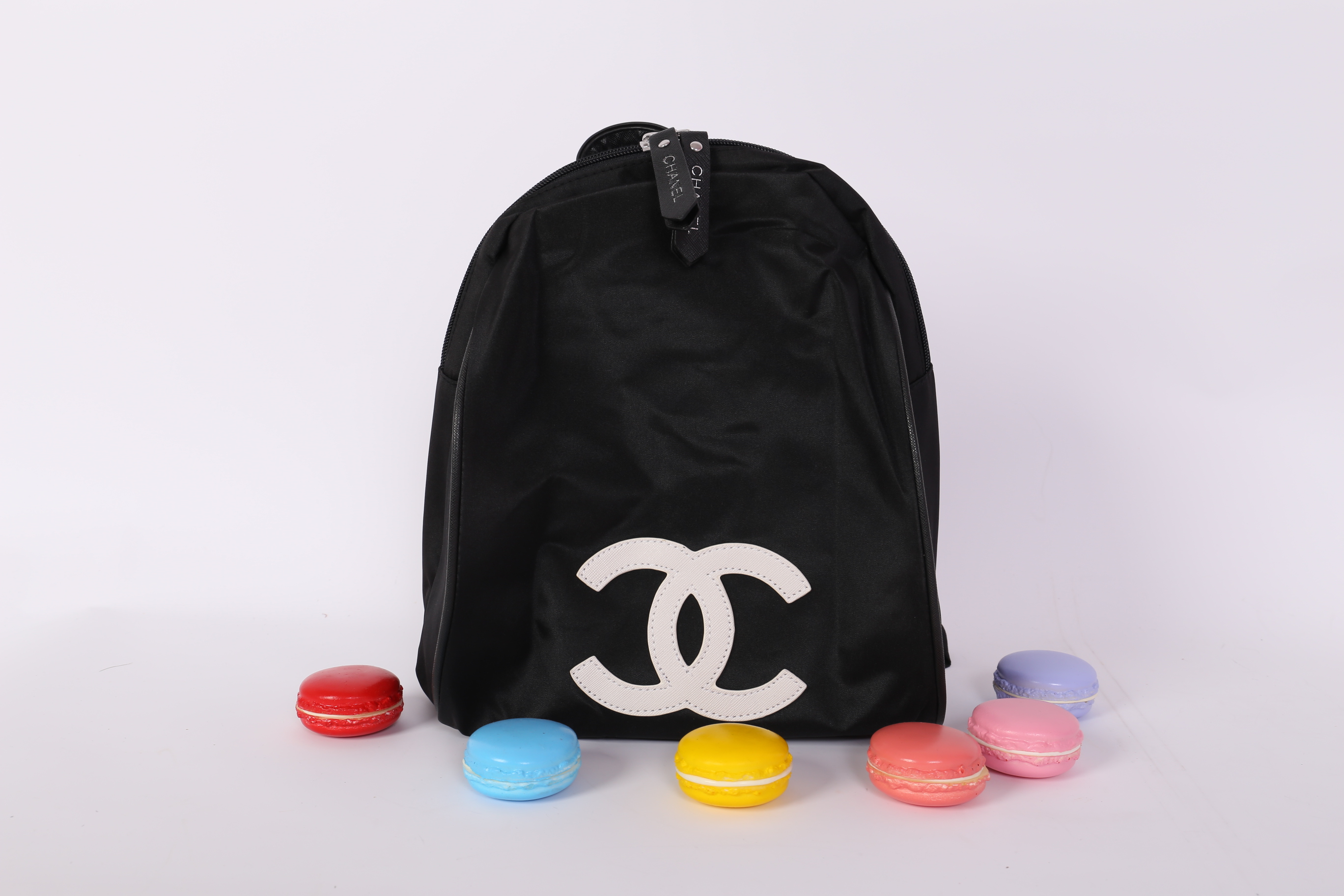 Chanel VIP Gift Backpack (พร้อมส่งโลโก้ขาว) สินค้าเป็นของแท้ ใหม่จากเค้าเตอร์เครื่องสำอาง/น้ำหอมแบรนด์ กระเป๋าเป้ของแท้จาก Chanel VIP Gift Bag วัสดุไนล่อน หัวซิปทำจากหนังปั้มชื่อแบรนด์ ด้านในเป็นช่องกว้าง และมีช่องซิปเล็ก ตัวสายสะพายด้านหลังเลื่อนปรับได้ค