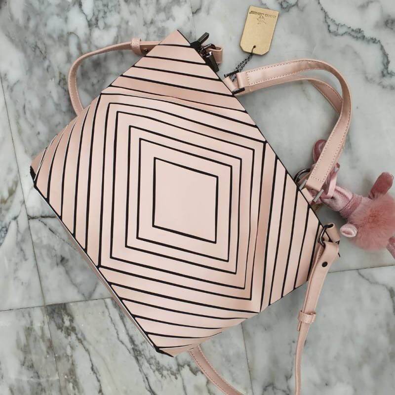 รุ่นขายดี Square shape ลาย Limited edition หายาก สวย modern มากค่า 👍ปรับทรงได้ 2 แบบ น่ารักมาก สี Rose morning สวยเข้ากับชุดง่ายมาก 💥💥น้ำหนักเบาเพียงแค่ 3.5 ขีดเท่านั้น !!!! รอบนี้ มาพร้อม Bunny 🐰 DV ขนฟู เพิ่มความน่าร้ากกก