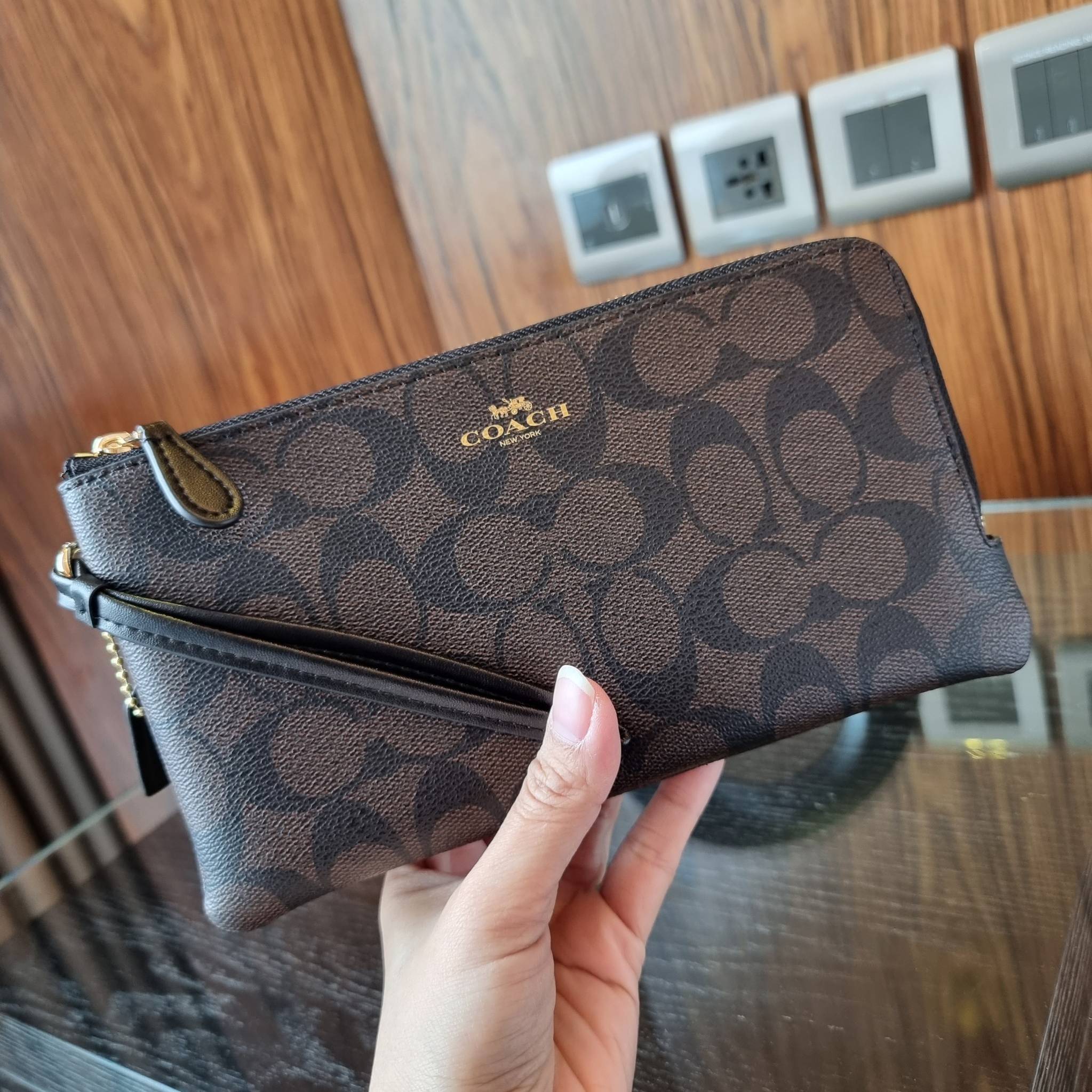 COACH F54057 DOUBLE ZIP WALLET IN SIGNATURE กระเป๋าคล้องมือ size L ใบนี้ใส่มือถือได้ทุกรุ่น ขนาดกำลังดี พกพาสะดวกมากๆ วัสดุหนังสังเคราะห์ ภายในเป็นผ้าสีสวยคม ใส่ธนบัตร ใส่บัตรได้เยอะ ใส่มือถือได้สบายๆทุกรุ่น ตอบโจทย์สาวๆที่ไม่ชอบพกเยอะวุ่นวายจ้า ใบนี้เอาอ