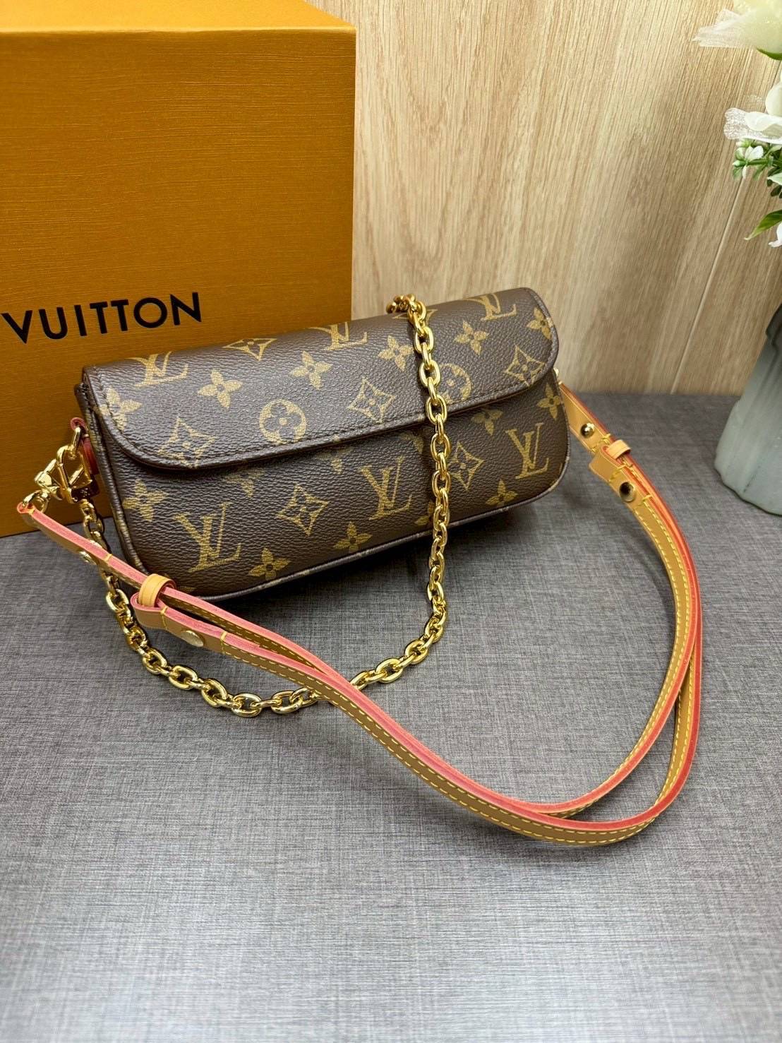ORI หนังแท้ | LV Ivy chain wallet Bag กระเป๋าสะพายใบเล็ก ดีไซน์กระเป๋าสตางค์โซ่ โดดเด่นด้วยลาย Monogram Reverse Canvas เอกลักษณ์ของ Maison มอบลุคใหม่สดใส