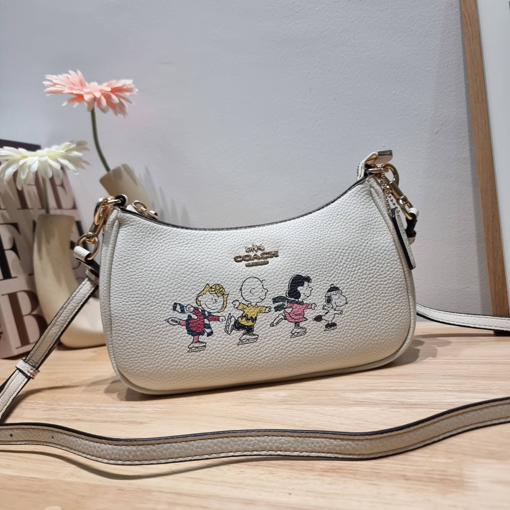 Coach X Peanuts Teri Shoulder Bag With Snoopy And Friends Motif CE861 คอลเลคชั่นสุดคิ้วท์ ไม่ให้ช้อปยังไงไหว!! กับกระเป๋าสะพายไหล่กึ่งทรงพอช พร้อมเสิร์ฟความสวยถึงบ้านไปเลยก่อนใคร แบบไม่ต้องพรีฯ ด้วยดีไซน์ลวดลายกาน์ตูนยอดฮิต มาพร้อมสายสะพาย 2 เส้น