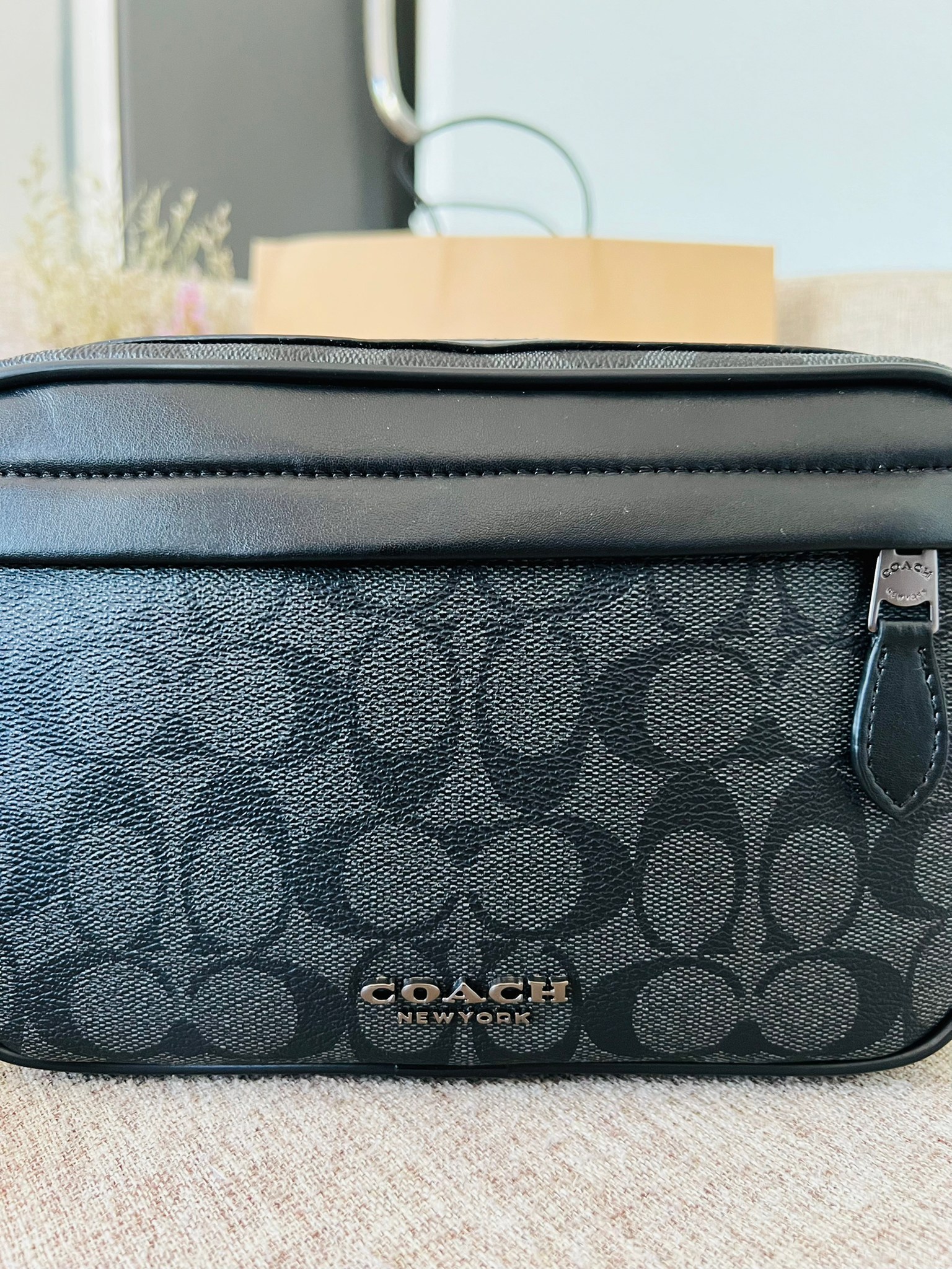 COACH GRAHAM CROSSBODY IN SIGNATURE CANVAS F50715 ผ้าใบเคลือบซิกเนเจอร์พร้อมรายละเอียดหนังลูกวัวที่ผ่านการกลั่น| ภายในกระเป๋ามัลติฟังก์ชั่น| ปิดซิป ซับในผ้า| ด้านนอกมีซิปและกระเป๋าสลิป| สายสะพายถอดได้ 53" สำหรับสะพายไหล่หรือ crossbody