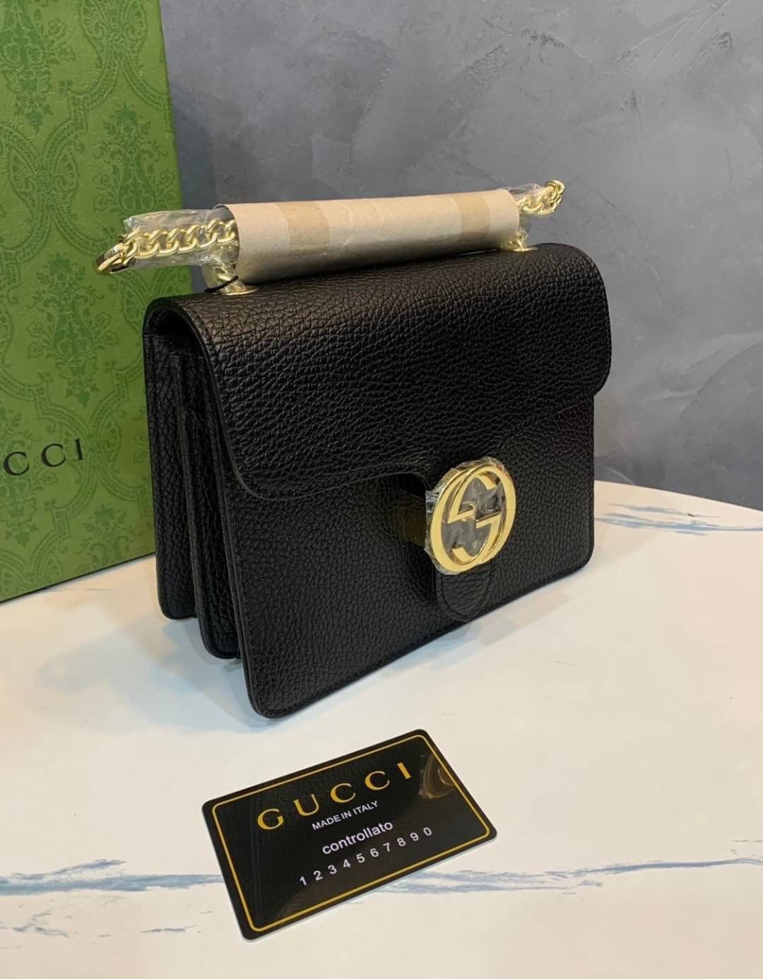 VIP GIFT 】หนังแท้ GUCCI Interlocking G Shoulder Bag กระเป๋าสะพายไหล่/ข้าง ดีไซน์ได้อย่างมีสไตล์ ดูมีสเน่ห์ด้วยโทนสีดำสุดคลาสสิก ใบนี้แมทช์ได้กับทุกลุค เท่ๆ casual หรูหรา มีช่องแบ่งสัดส่วนสวยงาม สาวๆขี้เบื่อขอแนะนำใบนี้เลยจ้า ลูกเล่นเยอะมาก เปลี่ยนสไตล์ได้