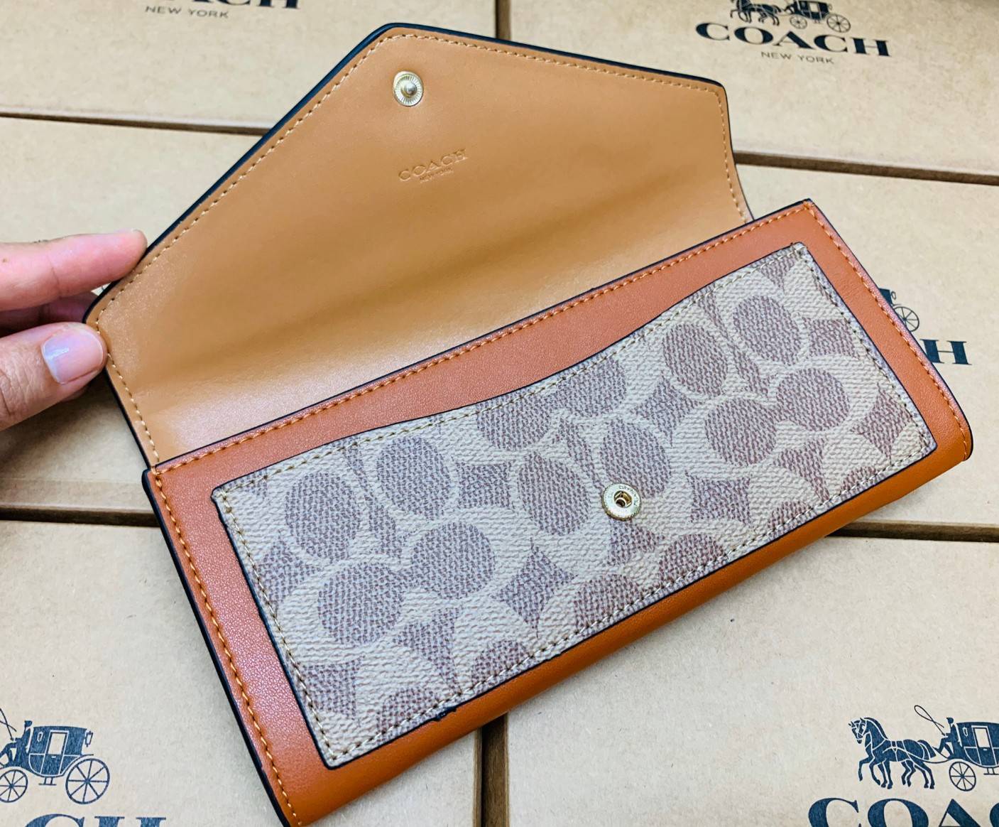 COACH SOFT WALLET BAG กระเป๋าสตางค์ใบยาว หนังชั้นแรก ลายcผสมหนังเรียบ แบบซองจดหมาย ฝาปิดเปิดแบบกระดุม มีช่องด้านหน้าหนึ่งช่อง ช่องใส่ธนบัตรตามยาวหนึ่งช่อง และช่องเสียบัตรต่างๆได้8ช่องค่ะ ด้านหลังเป็นช่องซิปยาวสำหรับใส่เหรียญนะคะ ใบขนาดพอดีมือ สีทูโทนน่าใช