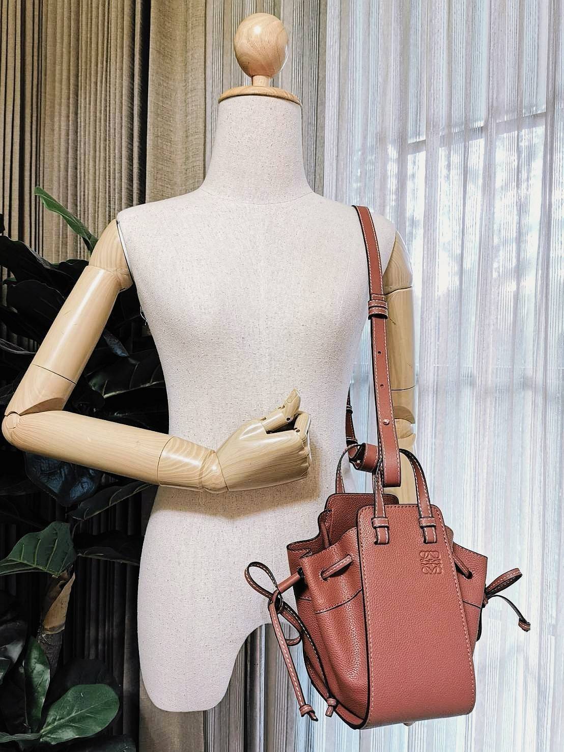 LOEWE HANDLE & SHOULDER BAG GIFT WITH PURCHASE (GWP) กระเป๋าถือหรือสะพายหนังแท้พรีเมี่ยมกิ๊ฟ Limited จาก LOEWE PERFUME DUTYFREE รุ่น Rare items สุดๆวัสดุหนังแท้ Calfskin หนังสวยดีไซน์คงเอกลักษณ์แบรนด์ สามารถปรับใช้ได้หลายทรงด้านข้างมีหูรูดปรับขยายทรงได้ภา