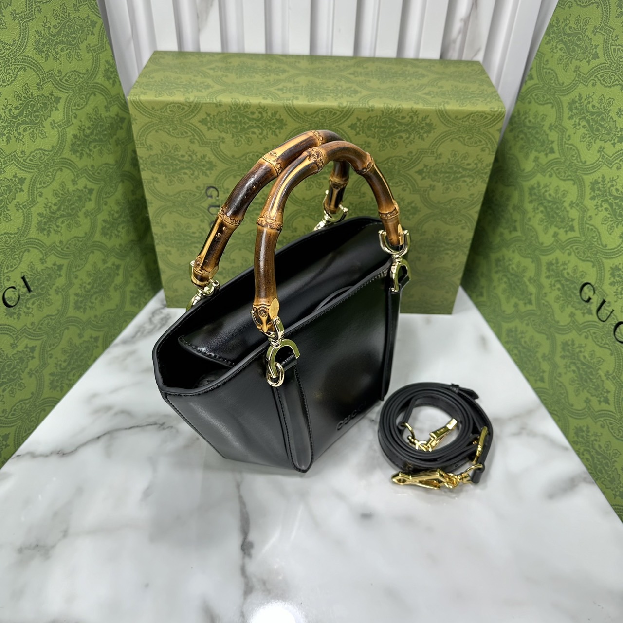 GUCCI Mini bamboo top handle tote bag กระเป๋าสะพายทรงตะกร้า หูจับลายไม้ไผ่ตัดสีได้อย่างลงตัว ถือแล้วดูขับผิวสวยงาม งานหนังแท้หนังเงาดูแพง ให้ความรู้สึกถึงงานฝีมือที่โดดเด่น ด้วยฐานทรงหกเหลี่ยม พร้อมส่งที่นี่ก่อนใคร รีบจับจองเลยน้า