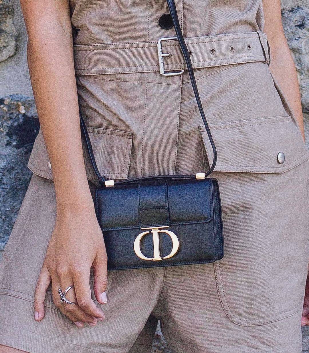 CHRISTIAN DIOR MINI BAG VIP GIFT WITH PURCHASE (GWP) พรีเมี่ยมกิ้ฟ Limited Edition จาก DIOR DUTYFREE COUNTER วัสดุหนังแท้ Calfskin ทรงสี่เหลี่ยมหนังเรียบสวยหรูอยู่ทรงเปิดปิดด้วยฝาปิดโลโก้แบรนด์อะไหล่ทองด้านหลังมีช่องใส่ของ ภายในโล่งมีโลโก้สามารถใส่มือถือข