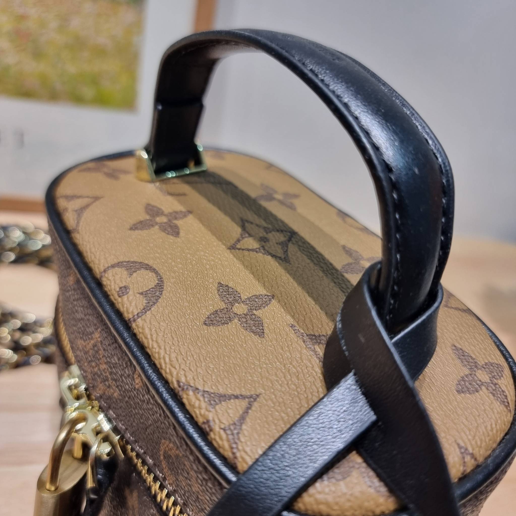 LV Vanity PM / Lv reverse monogram vanity bag กระเป๋าถือ/สะพาย สวยอยู่ทรง มาพร้อม box set สุดหรู adapt ใช้เป็นกระเป๋าเก็บเครื่องสำอางค์ ถือเชิดๆ หรือสะพายเลิศๆ ไปเที่ยว ไปไหนๆก็ดูแพง!! สวยจริงจัง!!