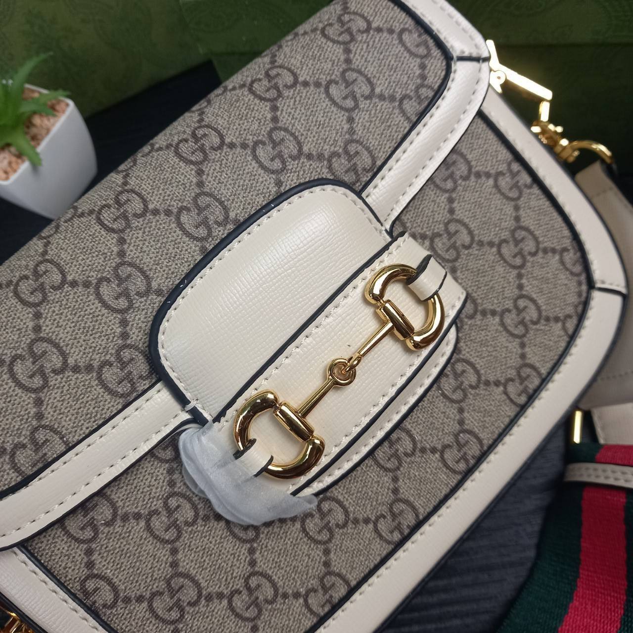 GUCCI HORSEBIT 1955 MINI BAG กระเป๋า crossbody รุ่นฮิต สุดหรูหรา คลาสสิค จุของสำคัญได้เยอะ มาพร้อมสายสะพายยาว 2 เส้น สามารถ ปรับระดับได้ ถอดออกได้ รุ่นนี้ใช้งานดีมาก บอกต่อกันถึงที่สุด ใช้ได้ทุกโอกาส เป็นอีกรุ่นที่โดดเด่นมากๆ