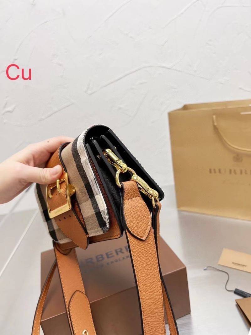 Burberry House Check Buckle Bag / The Small BB Buckle bag in House Check and Leather ปังไม่ไหววว ใครจะกล้าต้าน! มาใหม่ งานเรียบหรูลงตัวสุด ให้ความวินเทจนิดๆ ติดโมเดิร์นหน่อยๆ ได้ทุกลุค เกรดงานสวย.น่ารักมากๆ ใช้ได้ Everyday Look เลยค่า