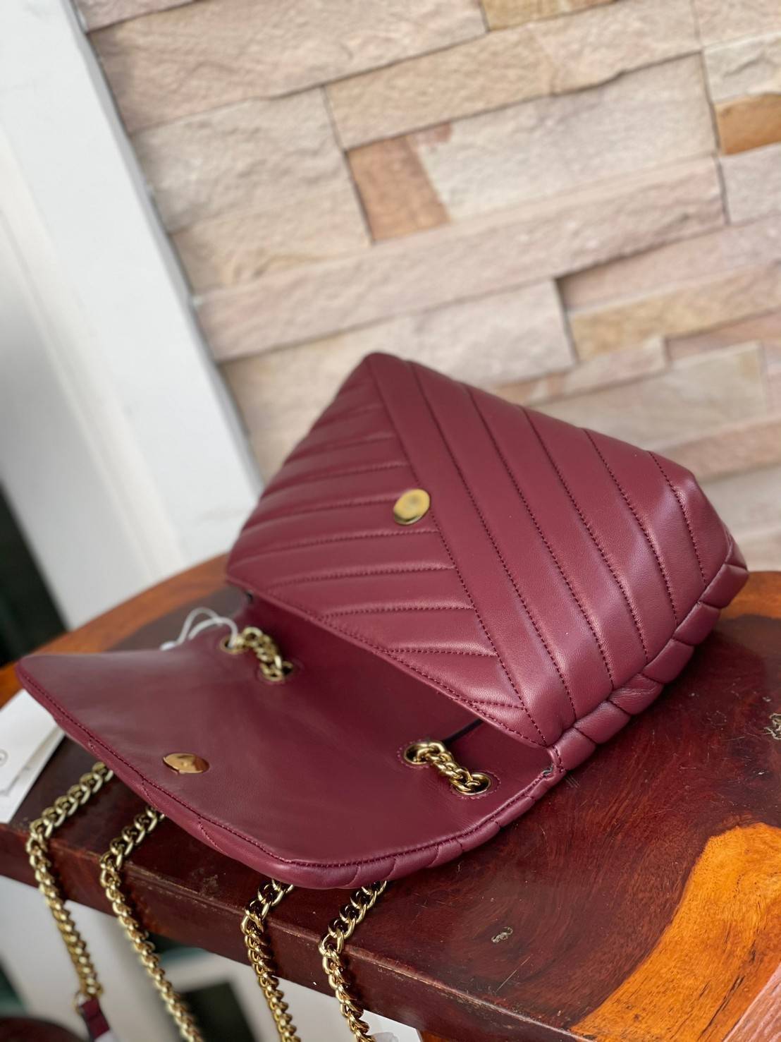 Tory Burch Kira Chevron Small Convertible Shoulder Bag เป็นกระเป๋าที่ใช้ในการออกงานสำคัญหรือวันที่มีปาร์ตี้สังสรรค์ คุณควรเลือกใช้กระเป๋าที่มีดีไซน์สะดุดตา