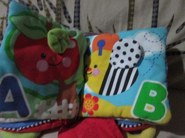 Fisher Price ABC Farm Cloth Book หนังสือผ้าเสริมพัฒนาการด้านภาษามือสอง