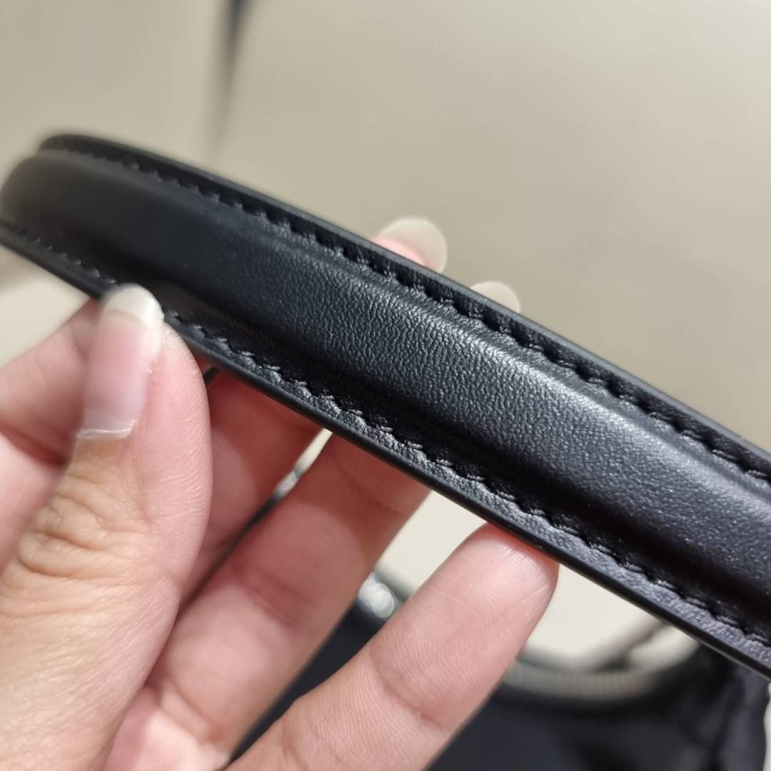 TORY BURCH MERCER NYLON SMALL SHOULDER BAG ใหม่ก่อนใคร!! กับคอลหวานๆ สดใสๆ กระเป๋าสะพายทรงโฮโบ ขนาดกะทัดรัด ฟังก์ชั่นการใช้งานจัดแบบเต็มที่ ด้วยสายสะพายถึง 3 เส้น สายโซ่คล้องแขน สายหนังแบบสั้นคล้องไหล่ และสายสปอร์ตเส้นใหญ่ ดูดี!! คุ่มแค่ไหนคิดดู!! วัสดุผ้