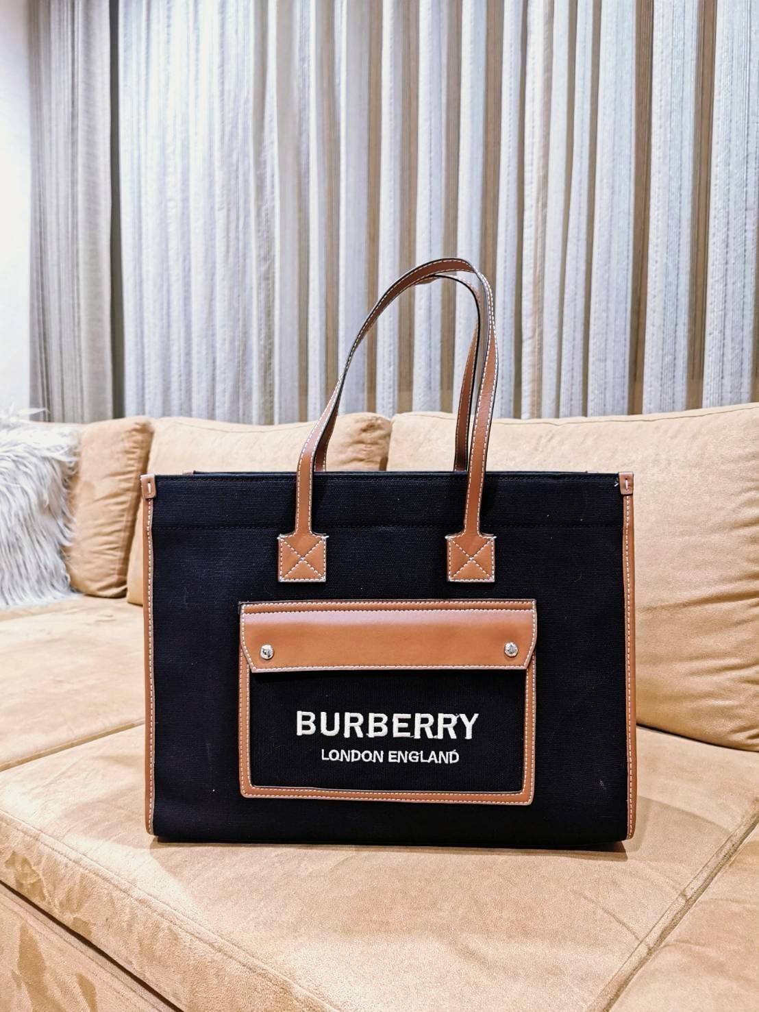 BURBERRY FRAGRANCES LARGE TOTE BAG วัสดุ Canvas & Leather ทรงเหลี่ยมมาในสี TwoTone ดีไซน์สวยอยู่ทรงสไตล์ Casual ด้านหน้ามีช่องใส่ของ ภายในโล่งกว้างและจุสุดๆสามารถใส่เอกสารA4 หนังสือ ของใช้ได้เยอะ น้ำหนักเบา อะไหล่แบรนด์สีทองหรู หูหิ้วหนังสะพายไหล่ได้ พร้อ