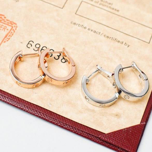 Cartier love earring ต่างหูคาเทียร์ รุ่น LOVE ไม่มีเพชร พร้อมกล่อง ภาพถ่ายจากงานจริง งานปั้มวัสดุโลหะเคลือบขึ้นเงาตามรูป ใช้งานต่างประเทศได้