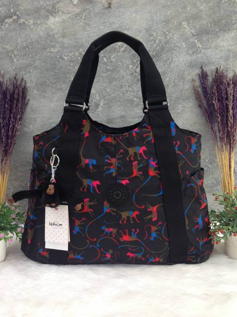 Kipling รุ่น Cicele กระเป๋าสะพายไหล่ใบใหญ่ สวยน่ารัก ตัวกระเป๋าด้านในเป็นช่องโล่งแบบปิดเปิดด้วยซิป มีช่องซิปด้านใน ด้านข้างกระเป๋า มี 2 ช่อง ปิดเปิด ด้วยเทป พร้อมที่ใส่โทรศัพท์ ปากกา และ MP 3 ในส่วนด้านใน และ ด้านข้างกระเป๋า ซ้าย-ขวา เป็นช่องขนาดเล็กสำหรั