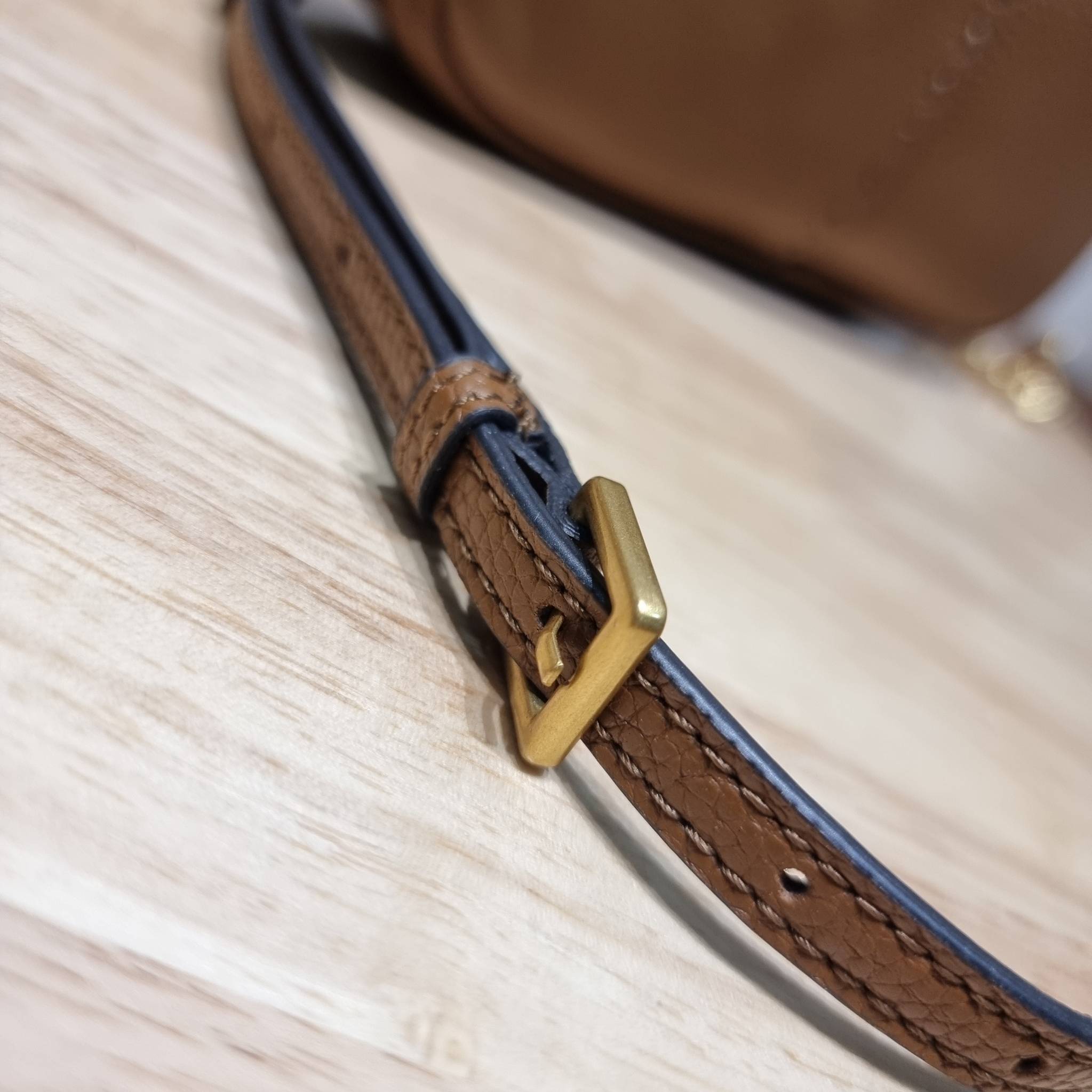 TORY BURCH MCGRAW CAMERA BAG ใหม่จากคอลเลคชั่นสุดคลาสสิค กับกระเป๋าสะพายข้าง ทรงกล่องไซส์กะทัดรัด น้ำหนักเบา ใช้งานง่ายด้วยซิปรูดเปิดปิด แมทช์ได้กับทุกสไตล์การแต่งตัว