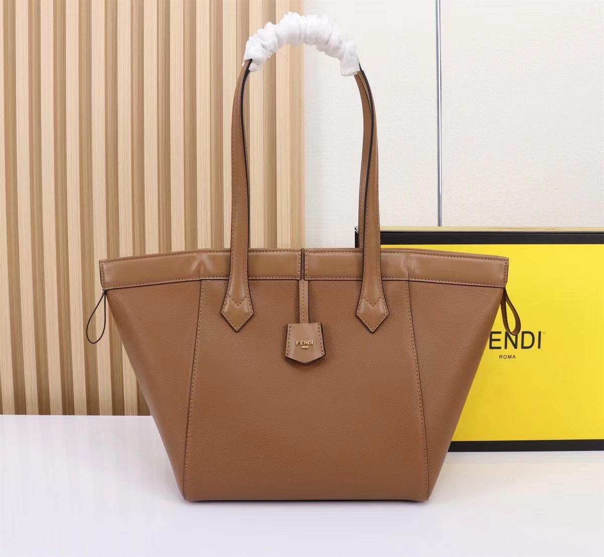 พร้อมส่ง 3 สี FENDI Origami Large Brown FF jacquard fabric bag / FENDI Tote Bag กระเป๋าทรงโท้ทใบใหญ่ สะพายได้2ทรงรูปลักษณ์สวยงามทันสมัย 🧡 เกรดออริจินอล 1:1 สลับแท้