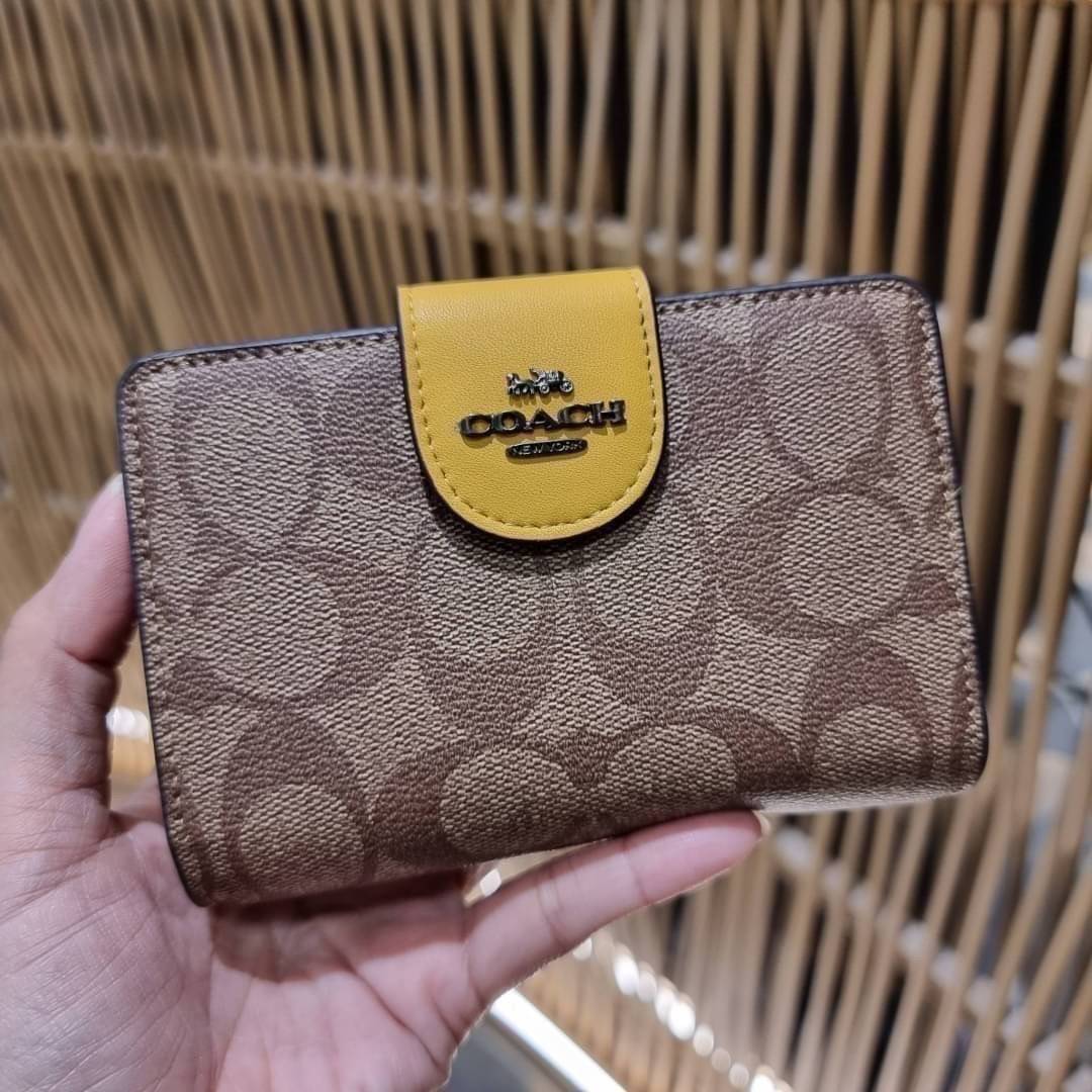 COACH C0082 MEDIUM CORNER ZIP WALLET IN SIGNATURE CANVAS ฉุดยังไงก็ไม่อยู่กับความปังของรุ่นนี้ ดีไซน์ใหม่สวยซ่อนหรู กระเป๋าสตางค์ใบกลาง 👛 เป็นไอเท็มสุดฮิต ที่ไม่ควรพลาด พกพาสะดวก ขนาดกำลังเหมาะมือ วัสดุหนังแคนวาสเคลือบลาย ภายในมีช่องใส่บัตร ใส่ธนบ