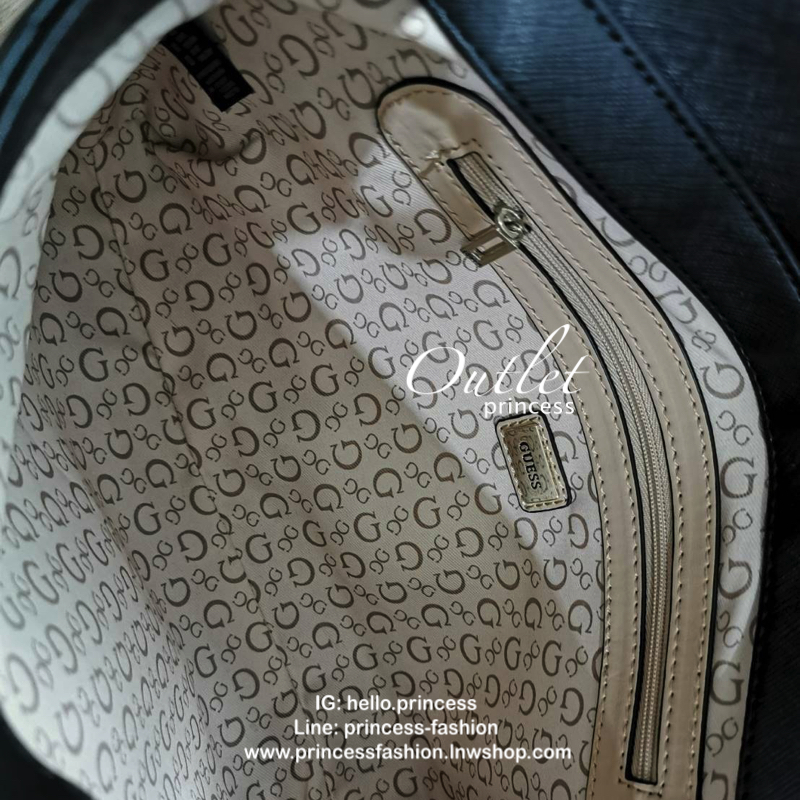 GUESS CROSSBODY BAG กระเป๋าสะพายรุ่นใหม่ล่าสุดทรงเหลี่ยมหนังสวยเดินเส้นลายตารางอยู่ทรงด้านหน้าประดับโลโก้ GUESS อะไหล่ทอง เปิดปิดด้วยฝาปิดกระดุมแม่เหล็ก ภายในมีฌลโก้และช่องซิป กว้างและจุใส่กระเป๋าสตางค์ใบยาว ของจุกจิกได้เยอะ สายสะพายโซ่ตมีที่รองบ่าจะเลื่อ