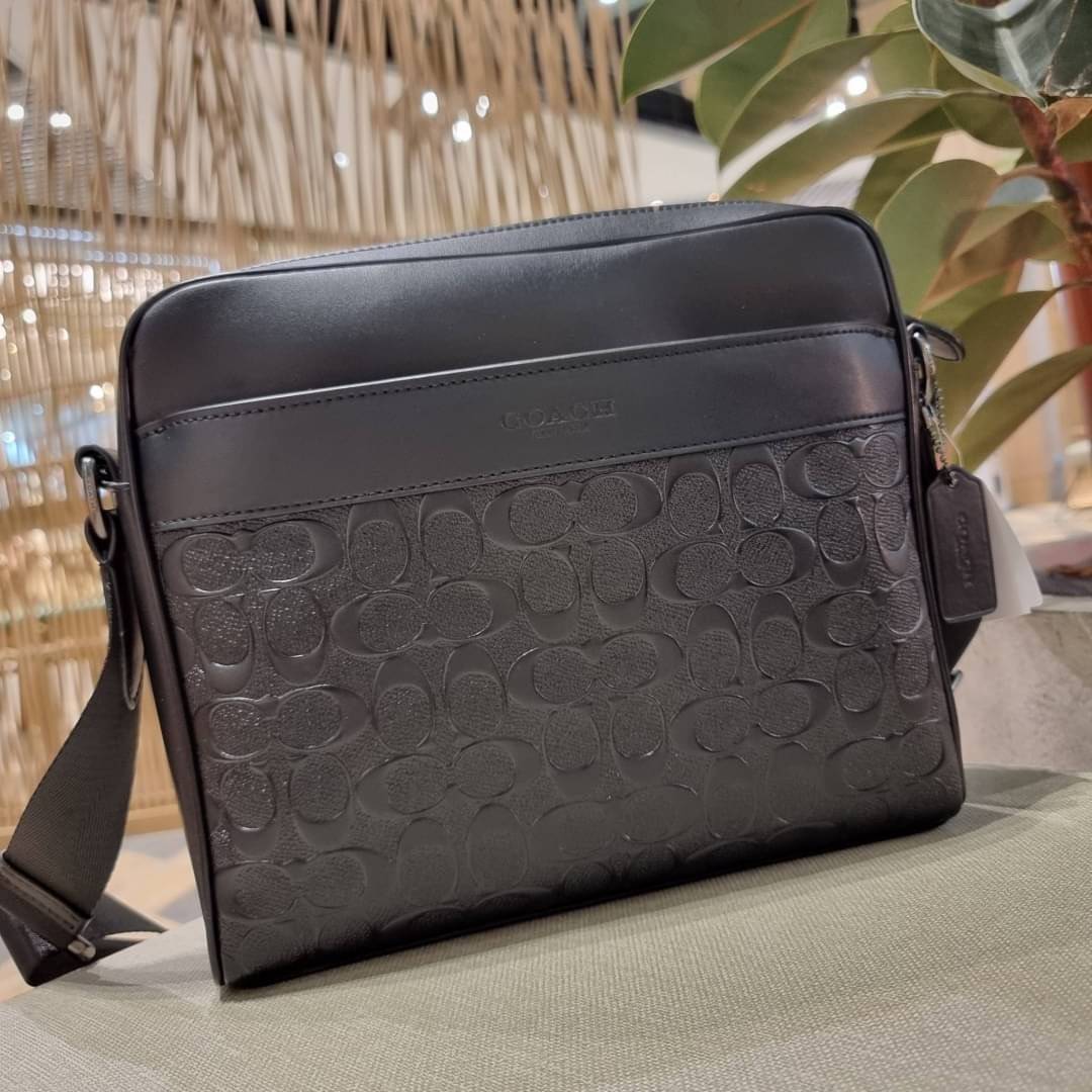 COACH F28455 CHARLES CAMERA BAG IN SIGNATURE LEATHER รุ่นสุดฮิตที่หนุ่มๆเค้ารู้กัน กับกระเป๋าสะพายข้างทรงแมสเซนเจอร์ ที่อัพเลเวลความหรูด้ายลายปั๊มซิกเนเจอร์นูน บนวัสดุหนัง crossgrain ตัดสลับด้วยหนังแท้ สัมผัสดีทั้งใบ มีช่องซิปให้ด้านหน้า และช่องย่อยด้านหล