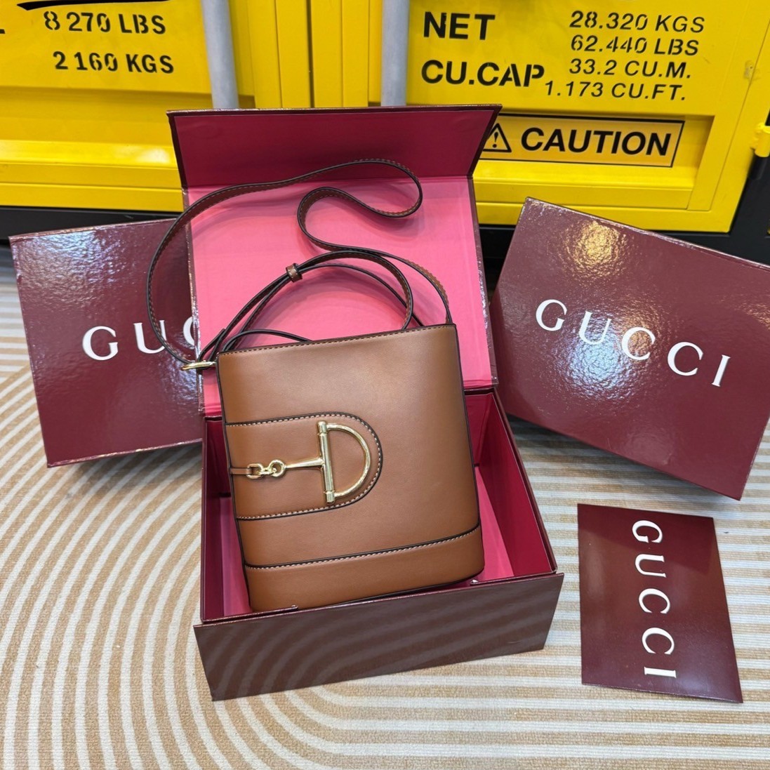 GUCCI 73 bucket bag กระเป๋าสะพายทรงบัคเก็ตยอดนิยม คอลใหม่ล่าสุด สุดยอดของความมีกิมมิคไม่เหมือนใคร วินเทจเรียบหรู ใช้แล้วดูแพง พร้อม box set โทนสีใหม่ของแบรนด์