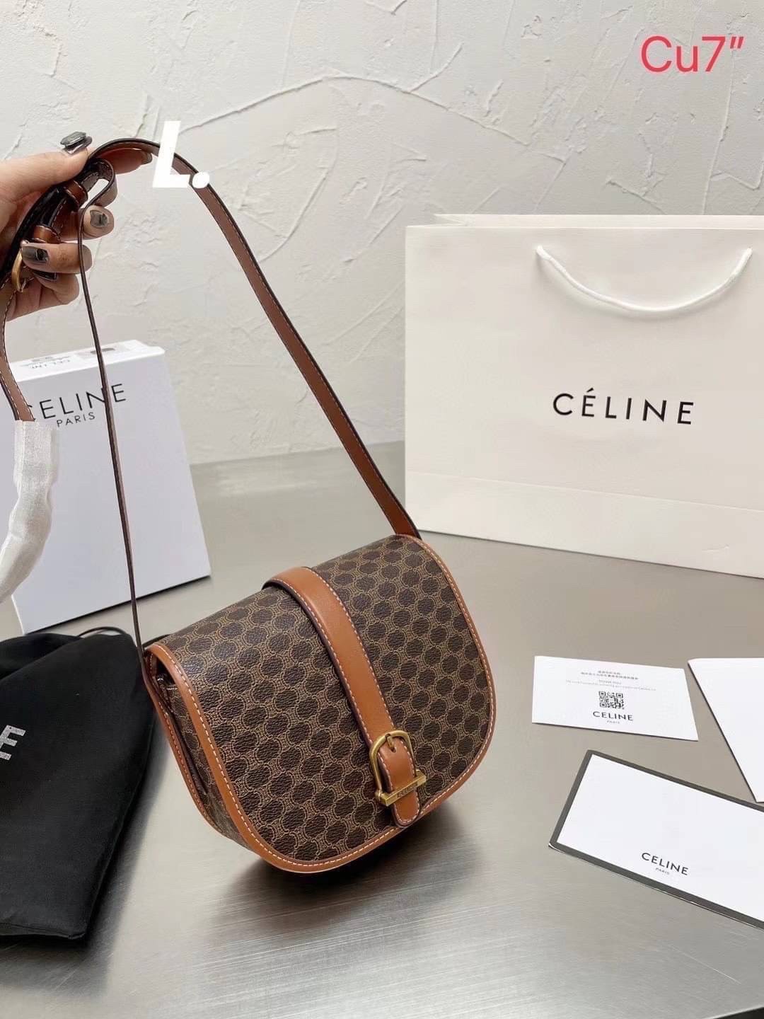 CELINE VINTAGE / CELINE Macadam crossbody bag / CELINE FOLCO BAG IN TRIOMPHE CANVAS กระเป๋าสะพายสไตล์วินเทจ หากใครที่กำลังมองหากระเป๋าสะพายข้าง ขนาดกะทัดรัด และเรียบหรู ต้องใบนี้เลยค่ะ