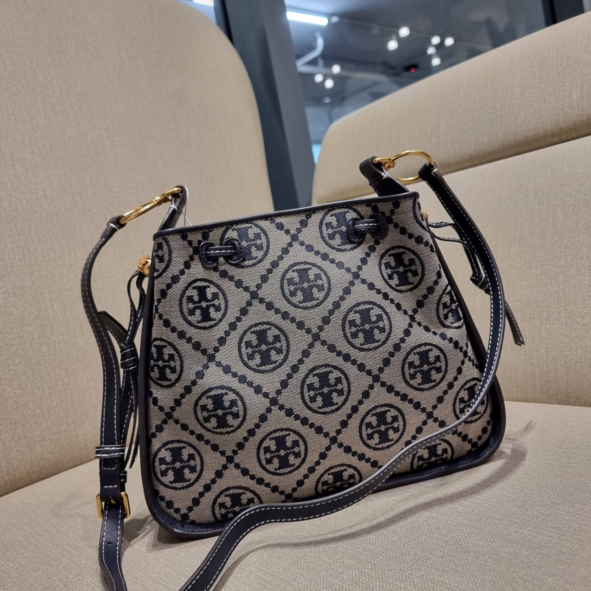 TORY BURCH T MONOGRAM JACQUARD BELL BAG คอลเลคชั่นใหม่ กับกระเป๋าลายโมโนแกรมยอดฮิต ที่มาในรูปทรงดีไซน์สวยเก๋ ชิคๆคูลๆ รับรองว่าไม่มีเกร่อ ตัวกระเป๋าทรงเหลี่ยม รูปเก็บทรงได้ในส่วนของปากกระเป๋า หรือไม่รูด ก็ได้ความสวยไปอีกแบบ วัสดุผ้า jacquard ตัดสลับหนังแท
