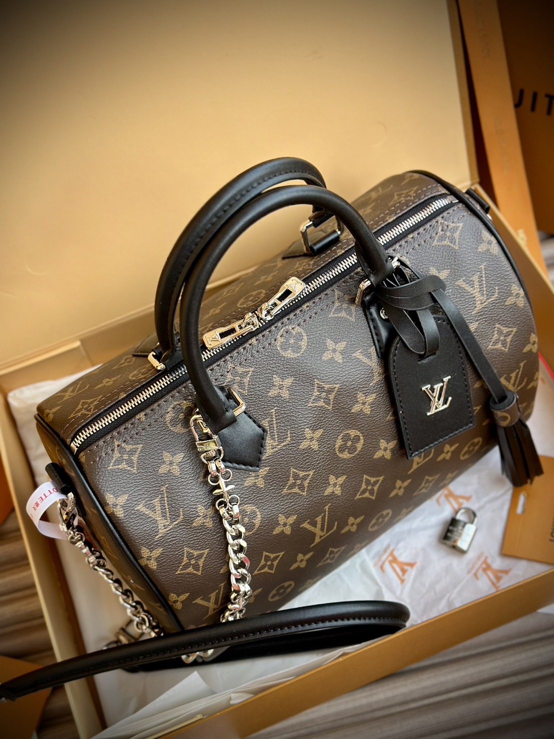 LV Speedy Soft 30 Dark Bag Monogram Black กระเป๋าทรงหมอนสปีดี้รุ่นใหม่ใบใหญ่ดีไซน์สวยสะดุดตา พร้อมโซ่สีเงินห้อยสวยโดดเด่น เพิ่มกิมมิกด้วยพู่ห้อย เป็นเพื่อนคู่ใจในการเดินทางที่สมบูรณ์แบบ เพิ่มสัมผัสหรูหรามีระดับ